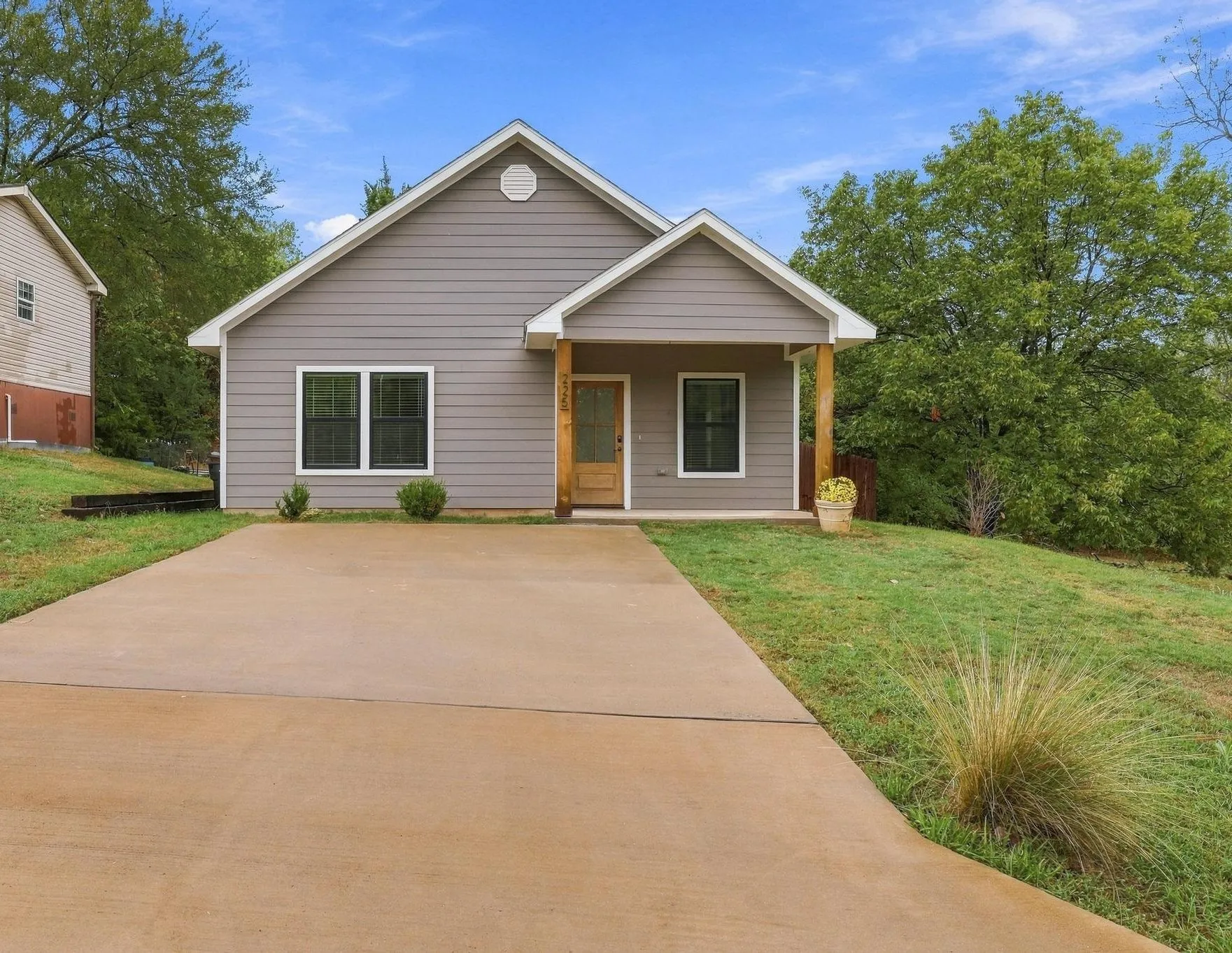 Single Family Residence For Sale in Grayson County , 225 E Washington Street, Denison, Texas 75021, 3 Bedroom, 2 Bathroom, Garage spaces, 1,138 Sqft, built in 2022, mls#21370523, Real Estate Agent in Denison, Homes For Sale in Grayson county, Homes For Sale in Denison, Realtor in Denison Texas, Real Estate Brokerage Independent Realty Texas, Luminita Cordes Realtor