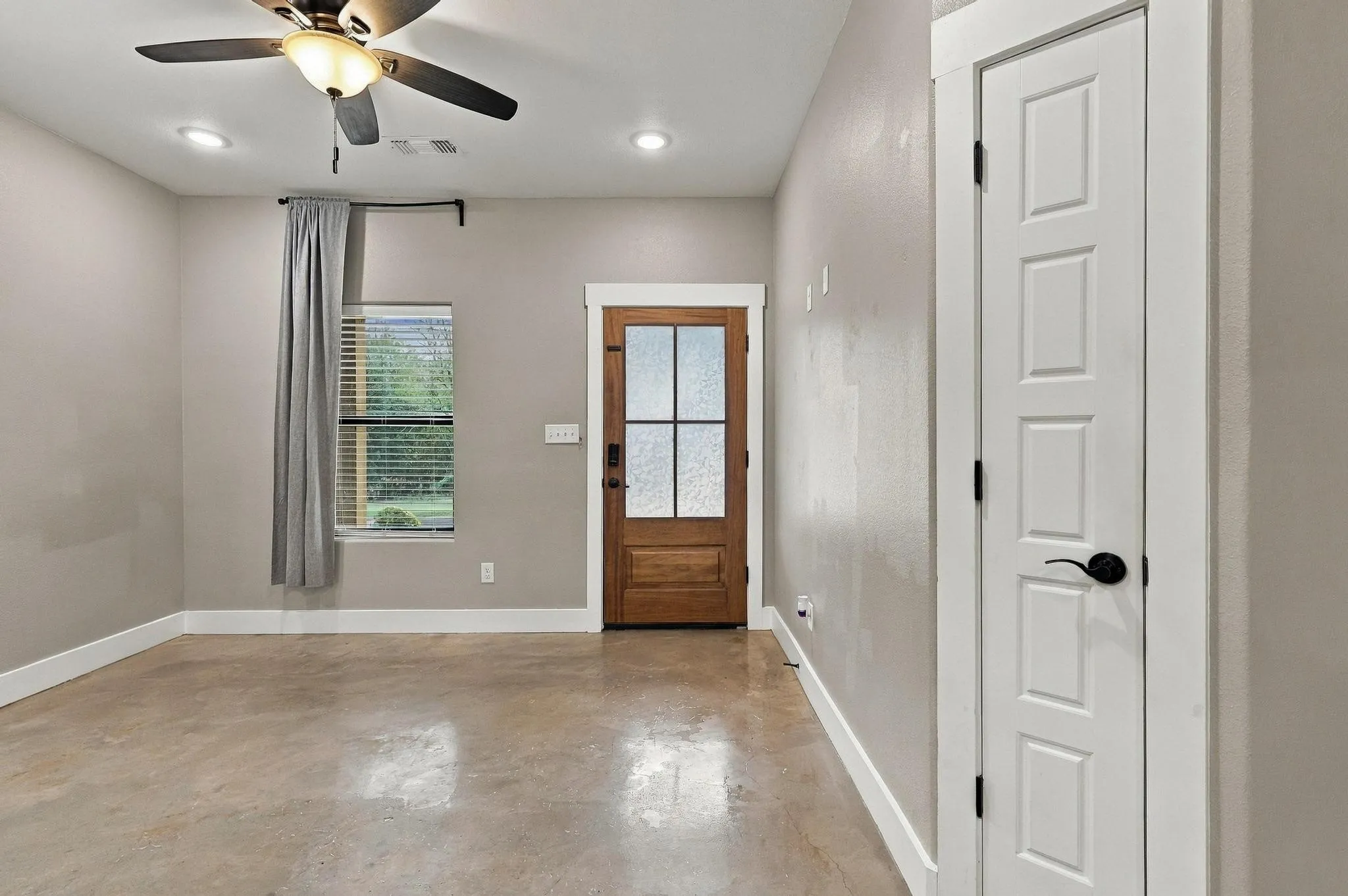 Single Family Residence For Sale in Grayson County , 225 E Washington Street, Denison, Texas 75021, 3 Bedroom, 2 Bathroom, Garage spaces, 1,138 Sqft, built in 2022, mls#21370523, Real Estate Agent in Denison, Homes For Sale in Grayson county, Homes For Sale in Denison, Realtor in Denison Texas, Real Estate Brokerage Independent Realty Texas, Luminita Cordes Realtor