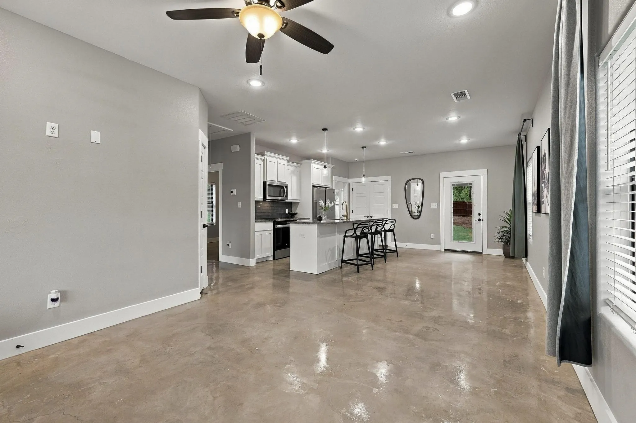 Single Family Residence For Sale in Grayson County , 225 E Washington Street, Denison, Texas 75021, 3 Bedroom, 2 Bathroom, Garage spaces, 1,138 Sqft, built in 2022, mls#21370523, Real Estate Agent in Denison, Homes For Sale in Grayson county, Homes For Sale in Denison, Realtor in Denison Texas, Real Estate Brokerage Independent Realty Texas, Luminita Cordes Realtor