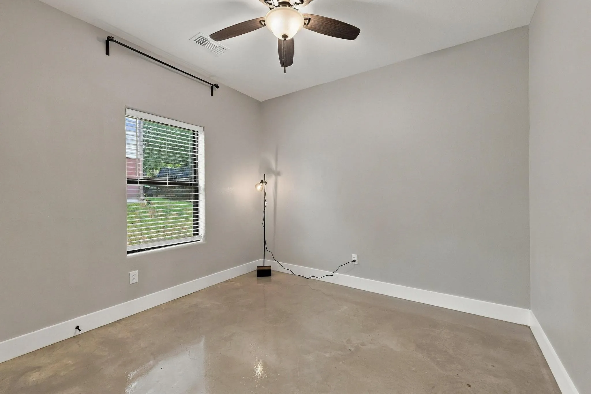 Single Family Residence For Sale in Grayson County , 225 E Washington Street, Denison, Texas 75021, 3 Bedroom, 2 Bathroom, Garage spaces, 1,138 Sqft, built in 2022, mls#21370523, Real Estate Agent in Denison, Homes For Sale in Grayson county, Homes For Sale in Denison, Realtor in Denison Texas, Real Estate Brokerage Independent Realty Texas, Luminita Cordes Realtor