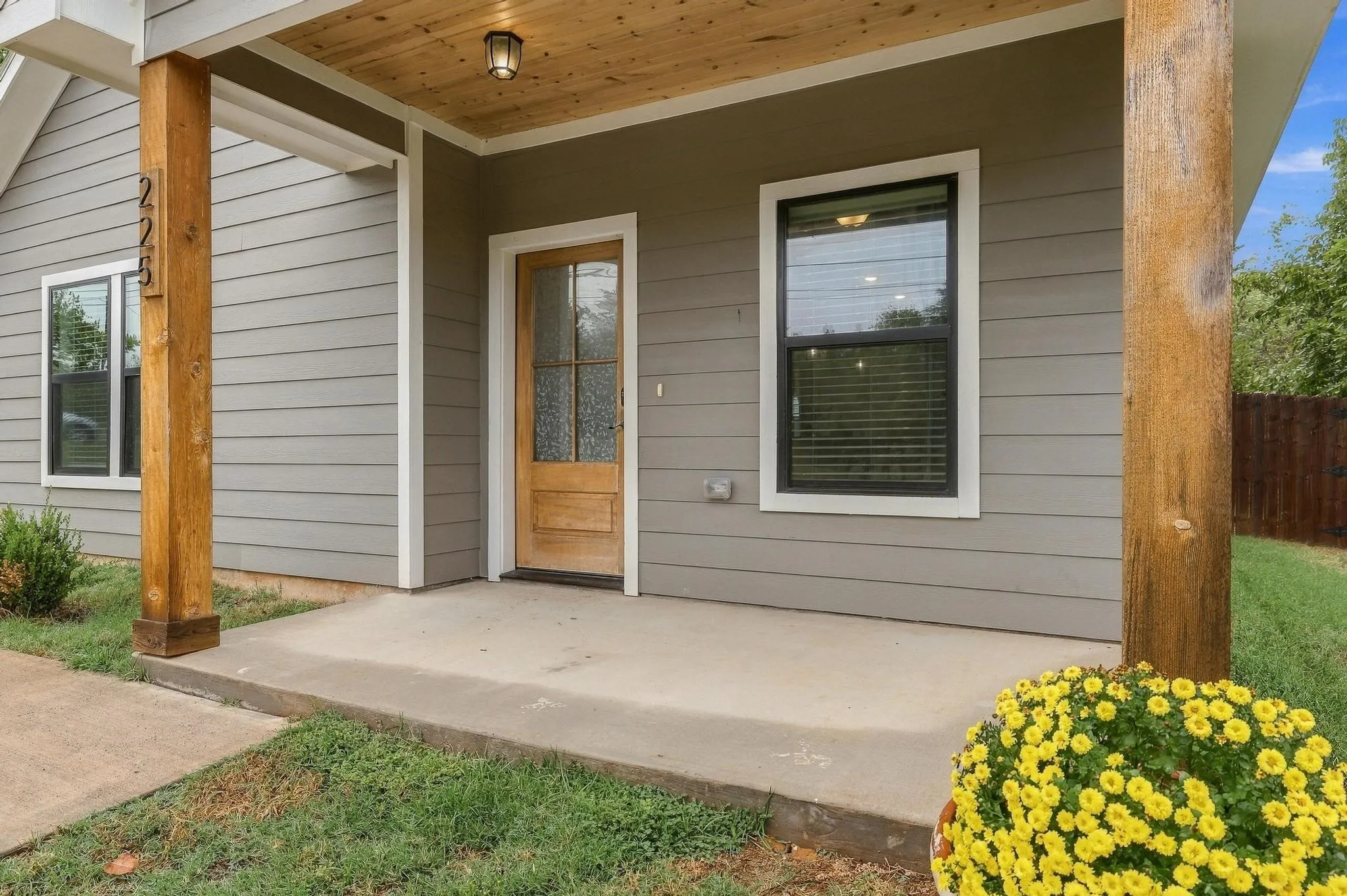 Single Family Residence For Sale in Grayson County , 225 E Washington Street, Denison, Texas 75021, 3 Bedroom, 2 Bathroom, Garage spaces, 1,138 Sqft, built in 2022, mls#21370523, Real Estate Agent in Denison, Homes For Sale in Grayson county, Homes For Sale in Denison, Realtor in Denison Texas, Real Estate Brokerage Independent Realty Texas, Luminita Cordes Realtor