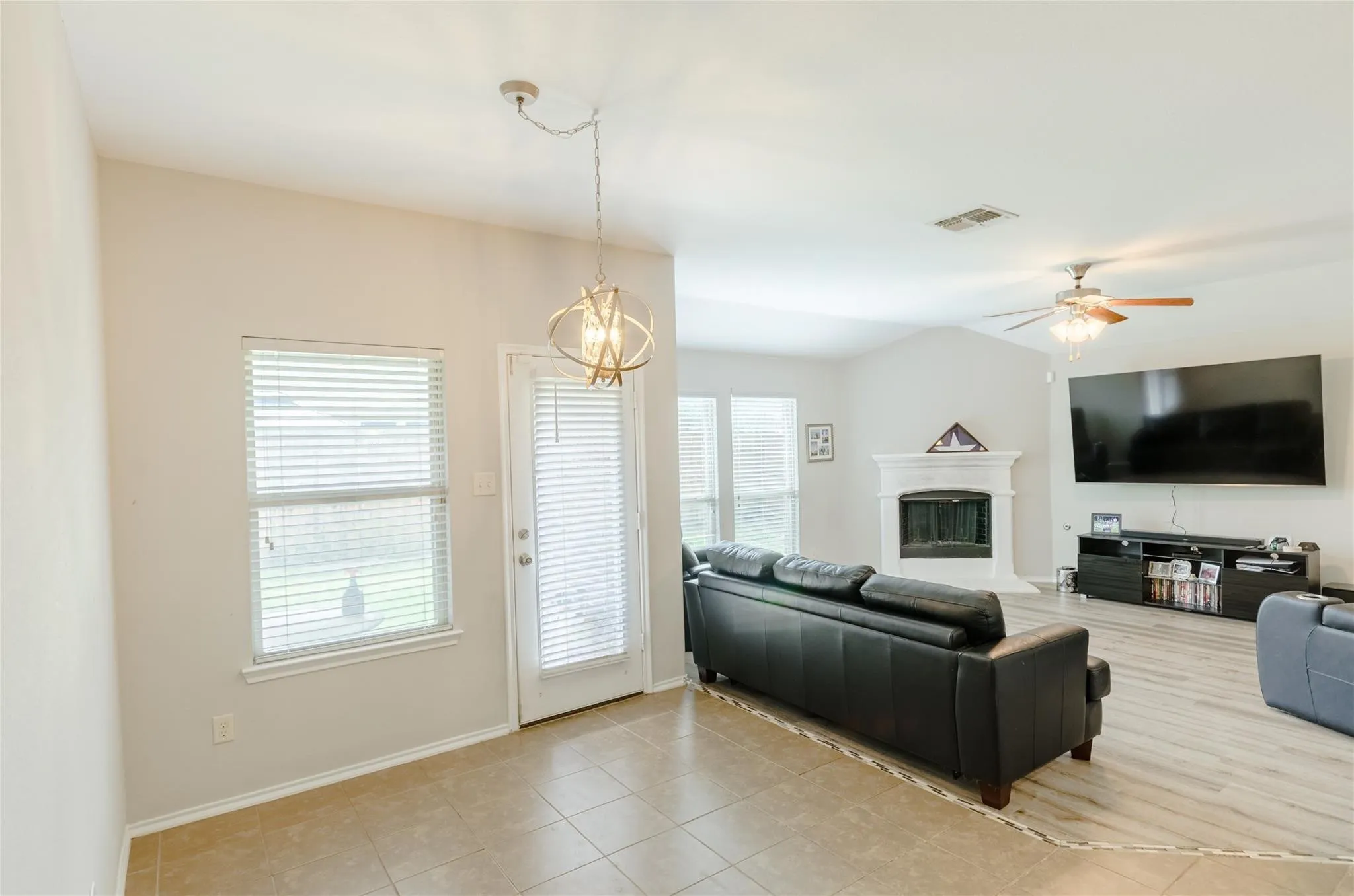 Single Family Residence For Rent in Collin County , 1107 Dickenson Drive, Melissa, Texas 75454, 3 Bedroom, 2 Bathroom, 2 Garage spaces, 2,054 Sqft, built in 2014, mls#21395335, Real Estate Agent in Melissa, Homes For Rent in Collin county, Homes For Rent in Melissa, Realtor in Melissa Texas, Real Estate Brokerage Independent Realty Texas, Luminita Cordes Realtor