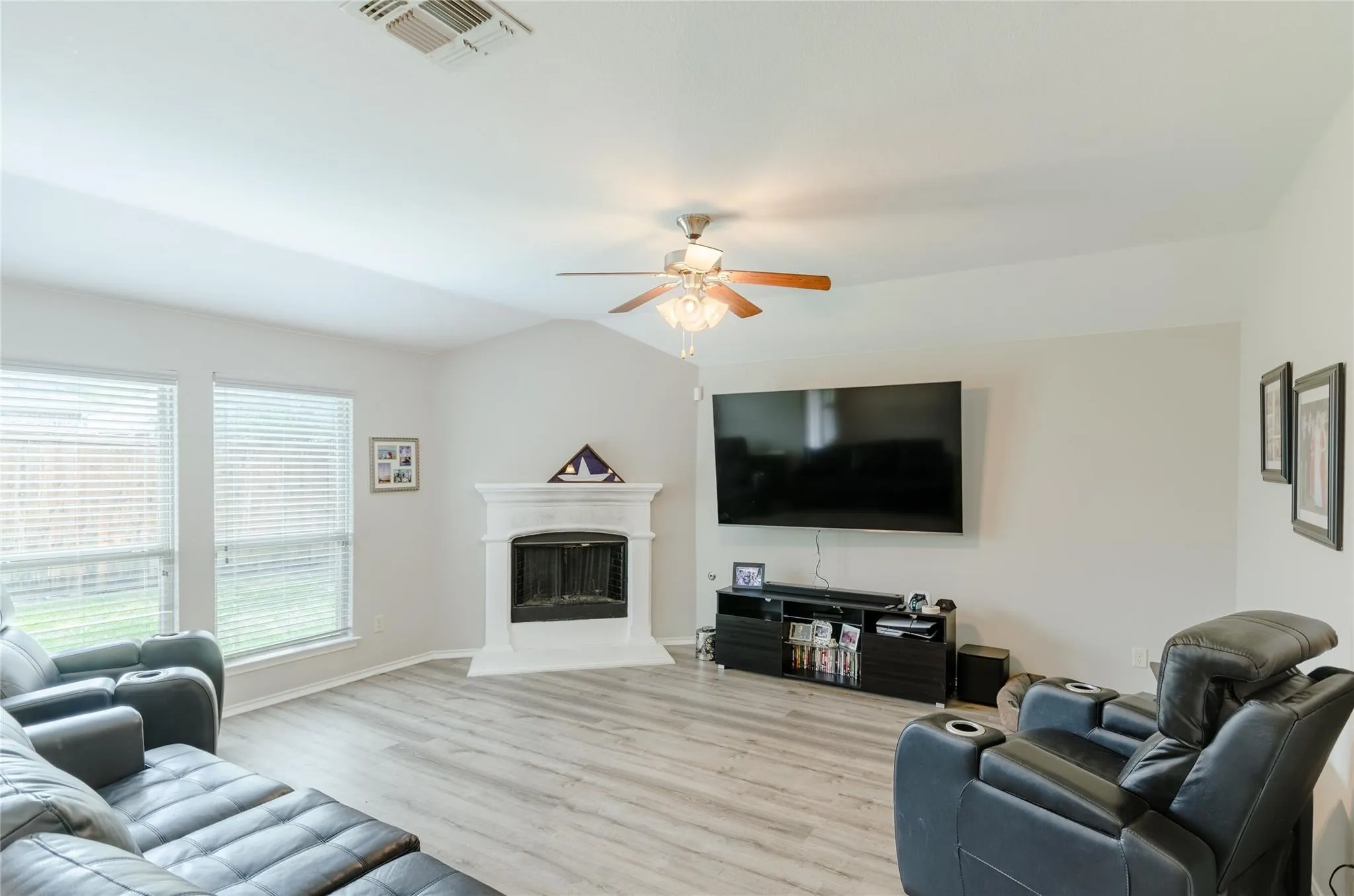 Single Family Residence For Rent in Collin County , 1107 Dickenson Drive, Melissa, Texas 75454, 3 Bedroom, 2 Bathroom, 2 Garage spaces, 2,054 Sqft, built in 2014, mls#21395335, Real Estate Agent in Melissa, Homes For Rent in Collin county, Homes For Rent in Melissa, Realtor in Melissa Texas, Real Estate Brokerage Independent Realty Texas, Luminita Cordes Realtor