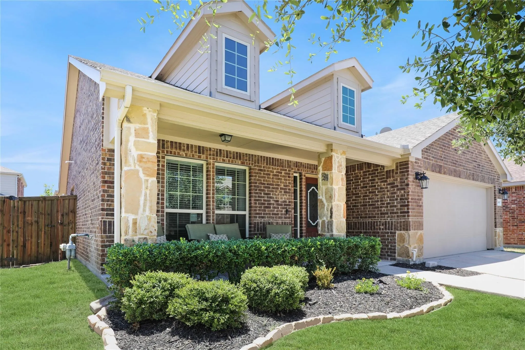 Single Family Residence For Rent in Collin County , 1107 Dickenson Drive, Melissa, Texas 75454, 3 Bedroom, 2 Bathroom, 2 Garage spaces, 2,054 Sqft, built in 2014, mls#21395335, Real Estate Agent in Melissa, Homes For Rent in Collin county, Homes For Rent in Melissa, Realtor in Melissa Texas, Real Estate Brokerage Independent Realty Texas, Luminita Cordes Realtor