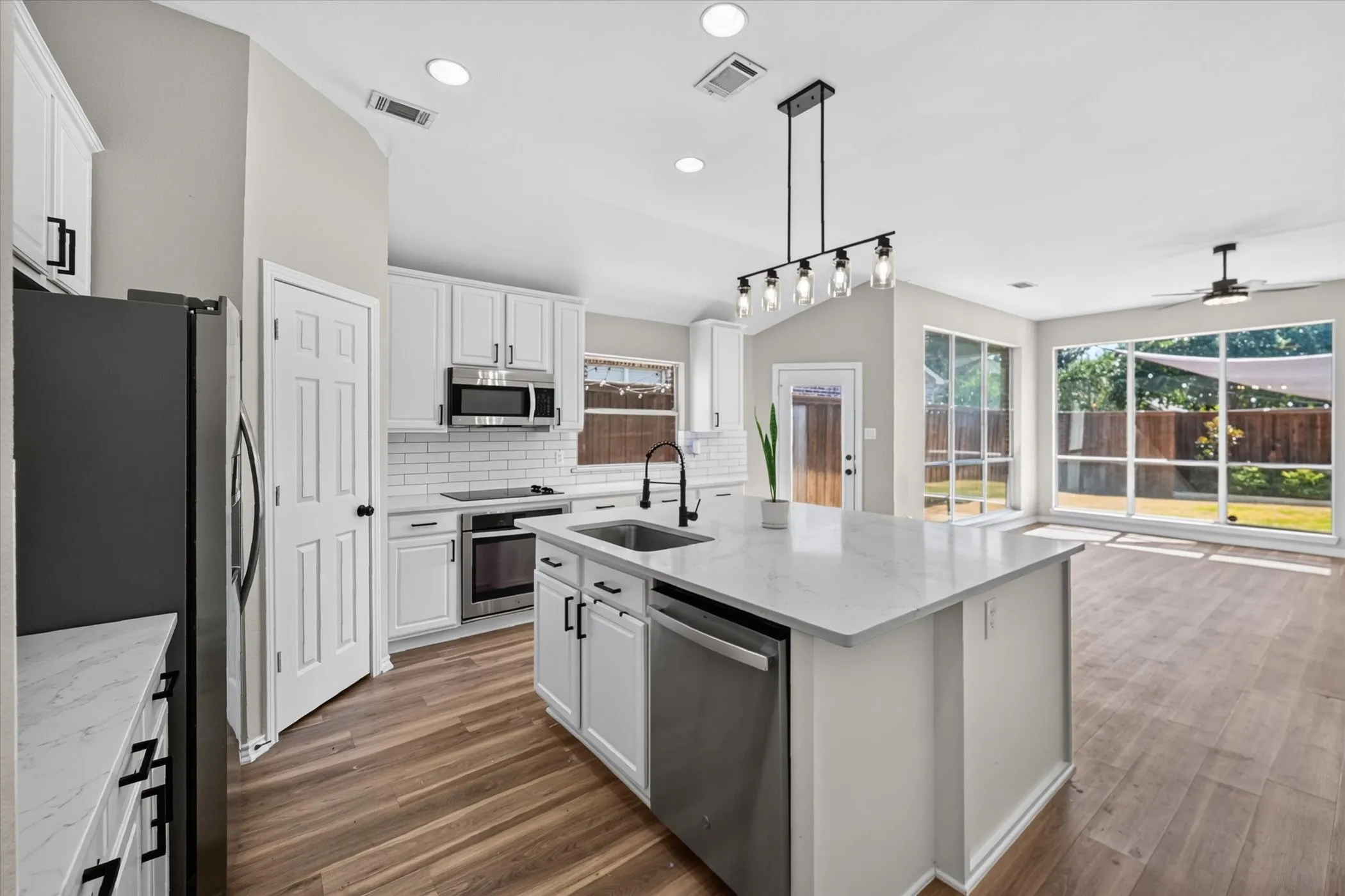 Single Family Residence For Rent in Denton County , 2503 Windgate Lane, Frisco, Texas 75033, 4 Bedroom, 2 Bathroom, 2 Garage spaces, 1,881 Sqft, built in 1999, mls#21394254, Real Estate Agent in Frisco, Homes For Rent in Denton county, Homes For Rent in Frisco, Realtor in Frisco Texas, Real Estate Brokerage Independent Realty Texas, Luminita Cordes Realtor