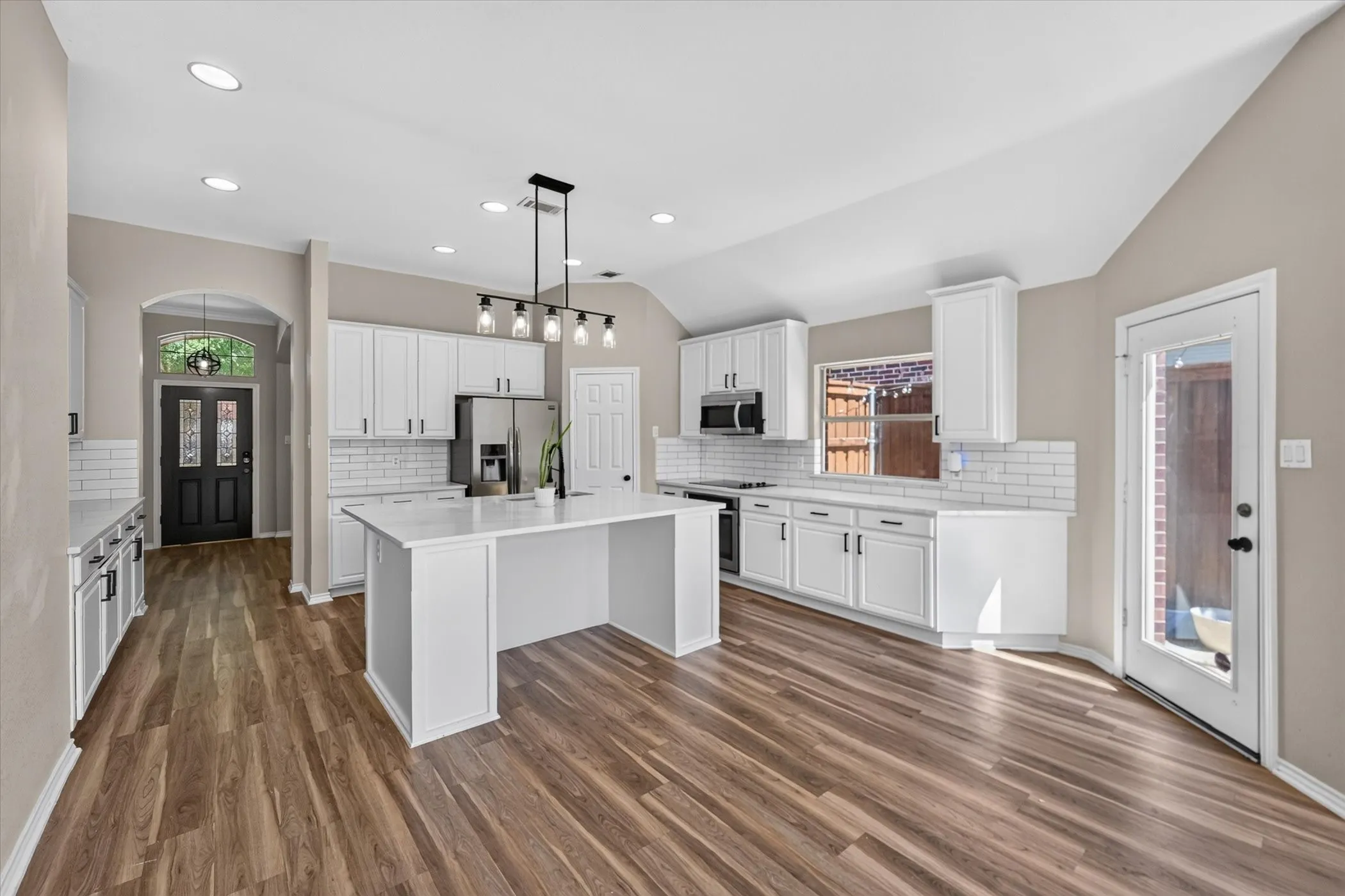 Single Family Residence For Rent in Denton County , 2503 Windgate Lane, Frisco, Texas 75033, 4 Bedroom, 2 Bathroom, 2 Garage spaces, 1,881 Sqft, built in 1999, mls#21394254, Real Estate Agent in Frisco, Homes For Rent in Denton county, Homes For Rent in Frisco, Realtor in Frisco Texas, Real Estate Brokerage Independent Realty Texas, Luminita Cordes Realtor