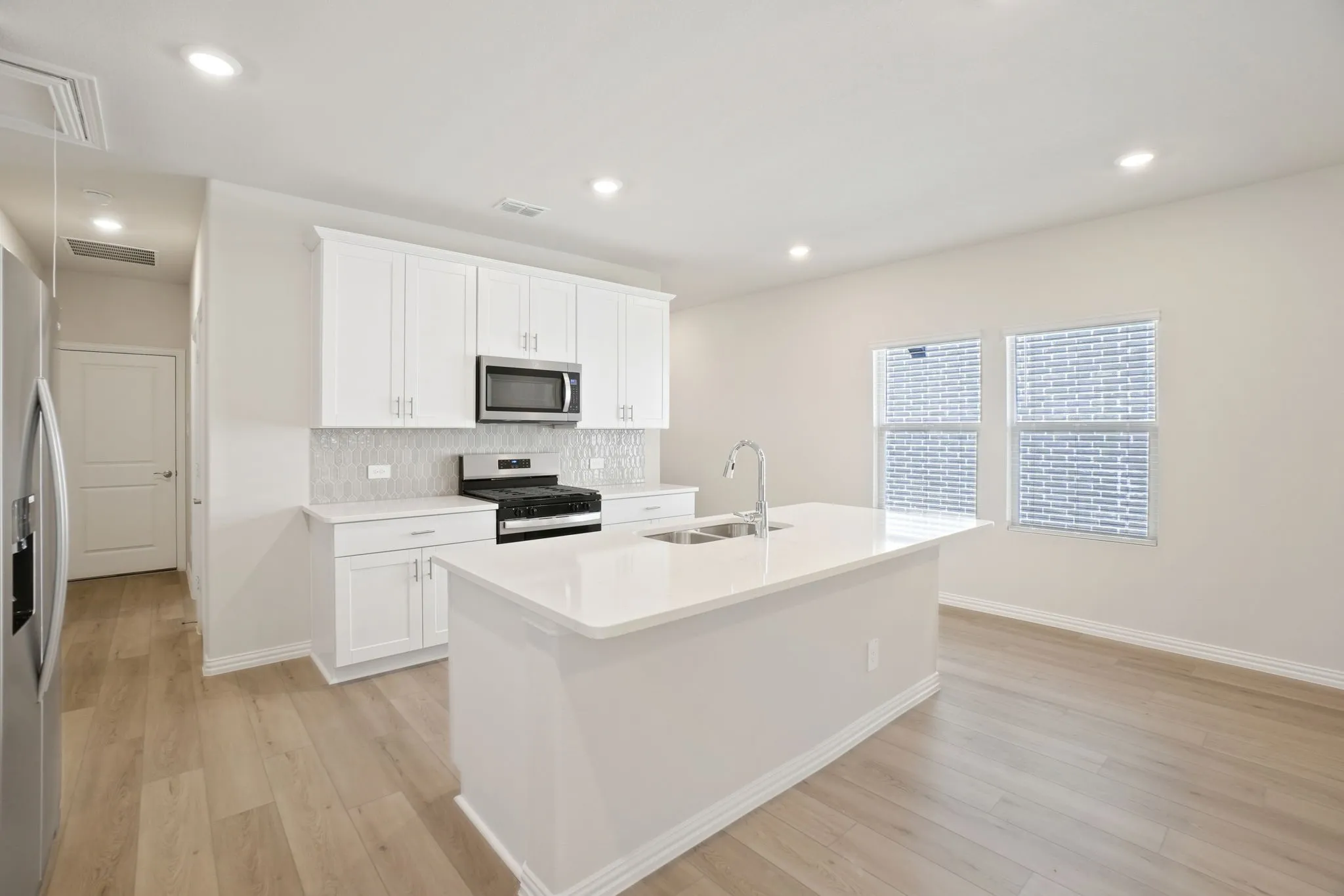  Photo is not of the actual home, but is an inspirational photo of builder’s model home and may depict options, furnishings, and/or decorator features that are not included.
