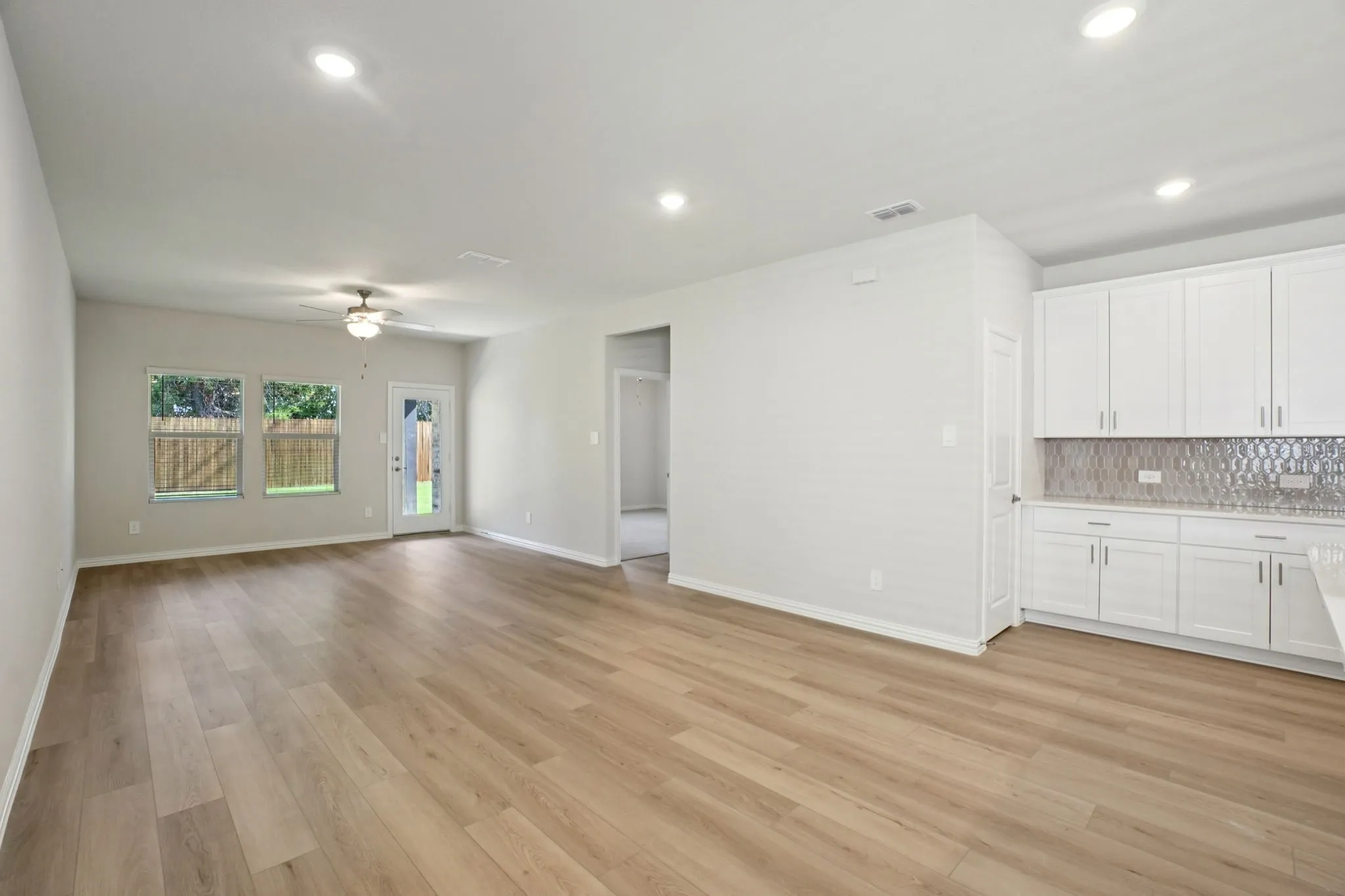 Photo is not of the actual home, but is an inspirational photo of builder’s model home and may depict options, furnishings, and/or decorator features that are not included.
