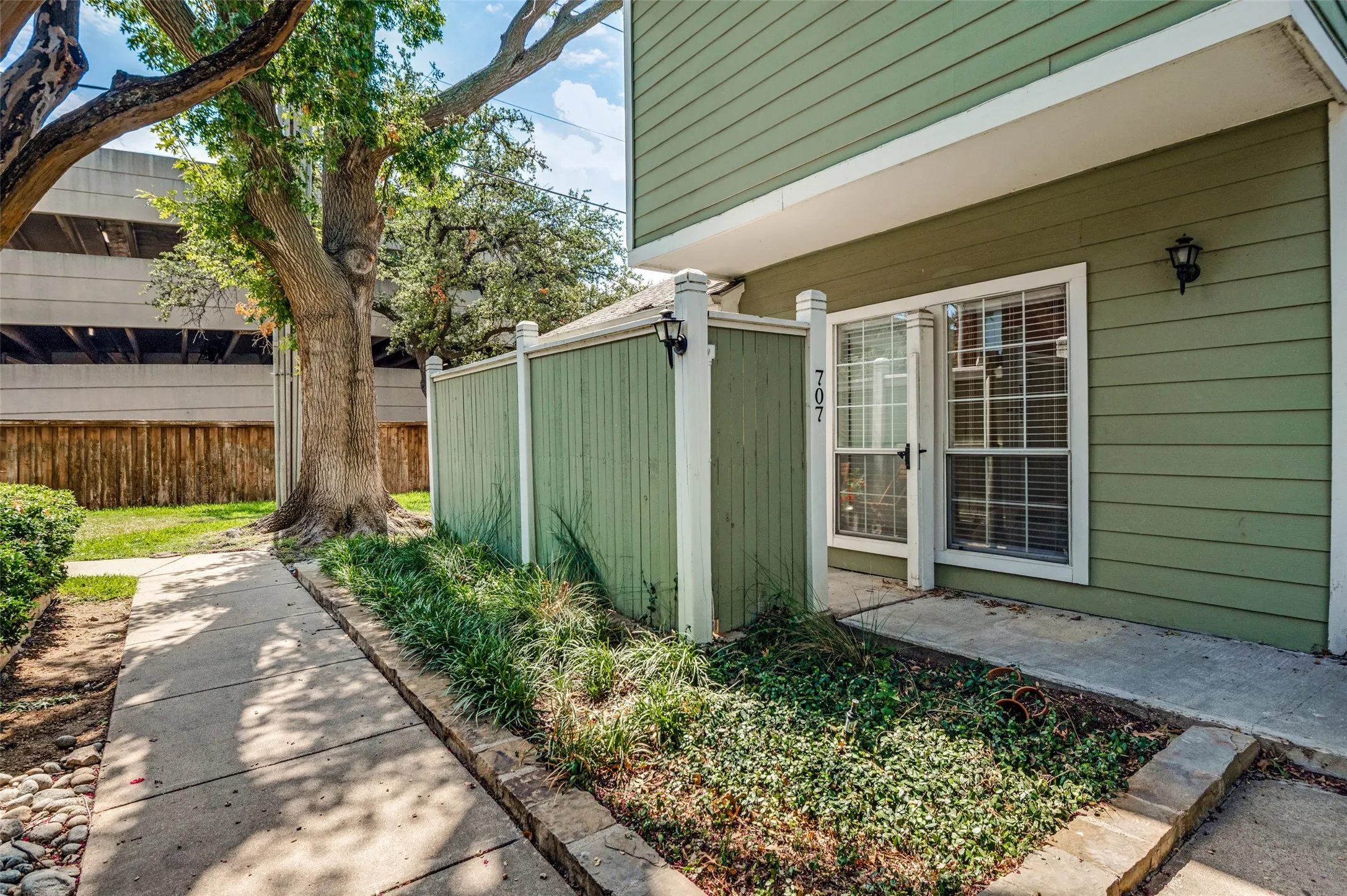 Condominium For Sale in Collin County , 6220 Bentwood Trail 707, Dallas, Texas 75252, 1 Bedroom, 1 Bathroom, 1 Garage spaces, 487 Sqft, built in 1984, mls#21394343, Real Estate Agent in Dallas, Homes For Sale in Collin county, Homes For Sale in Dallas, Realtor in Dallas Texas, Real Estate Brokerage Independent Realty Texas, Luminita Cordes Realtor