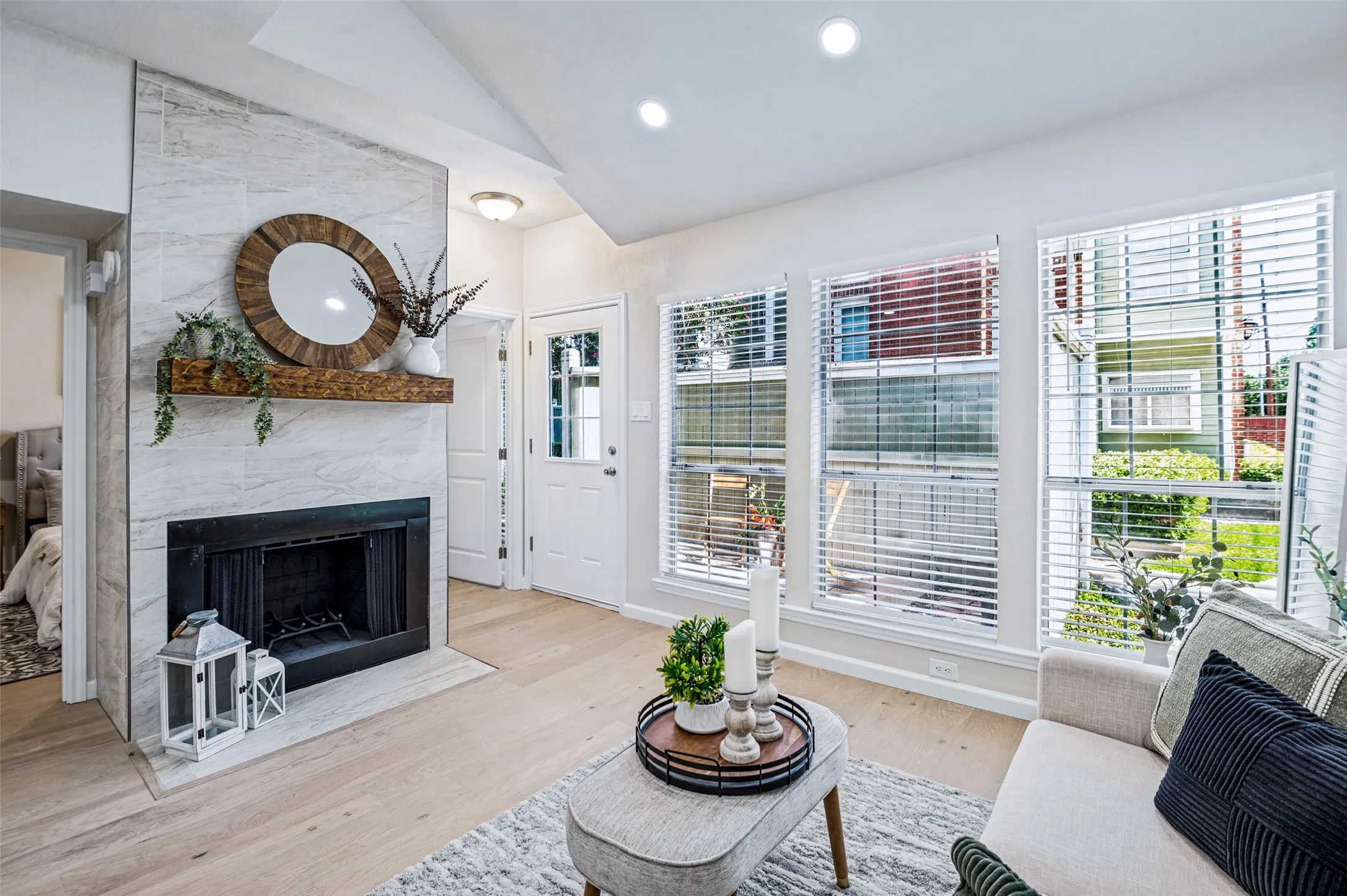 Condominium For Sale in Collin County , 6220 Bentwood Trail 707, Dallas, Texas 75252, 1 Bedroom, 1 Bathroom, 1 Garage spaces, 487 Sqft, built in 1984, mls#21394343, Real Estate Agent in Dallas, Homes For Sale in Collin county, Homes For Sale in Dallas, Realtor in Dallas Texas, Real Estate Brokerage Independent Realty Texas, Luminita Cordes Realtor