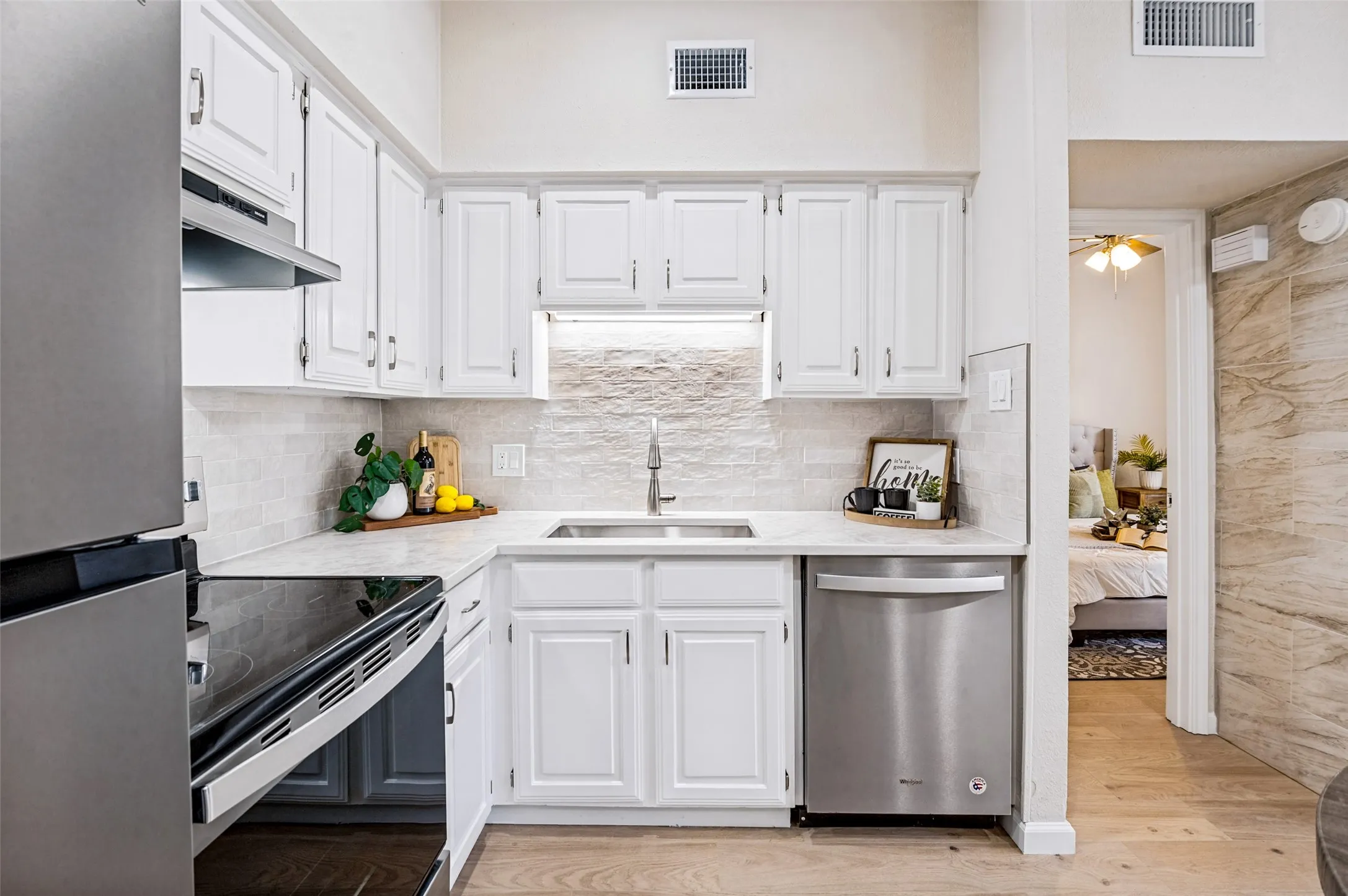 Condominium For Sale in Collin County , 6220 Bentwood Trail 707, Dallas, Texas 75252, 1 Bedroom, 1 Bathroom, 1 Garage spaces, 487 Sqft, built in 1984, mls#21394343, Real Estate Agent in Dallas, Homes For Sale in Collin county, Homes For Sale in Dallas, Realtor in Dallas Texas, Real Estate Brokerage Independent Realty Texas, Luminita Cordes Realtor