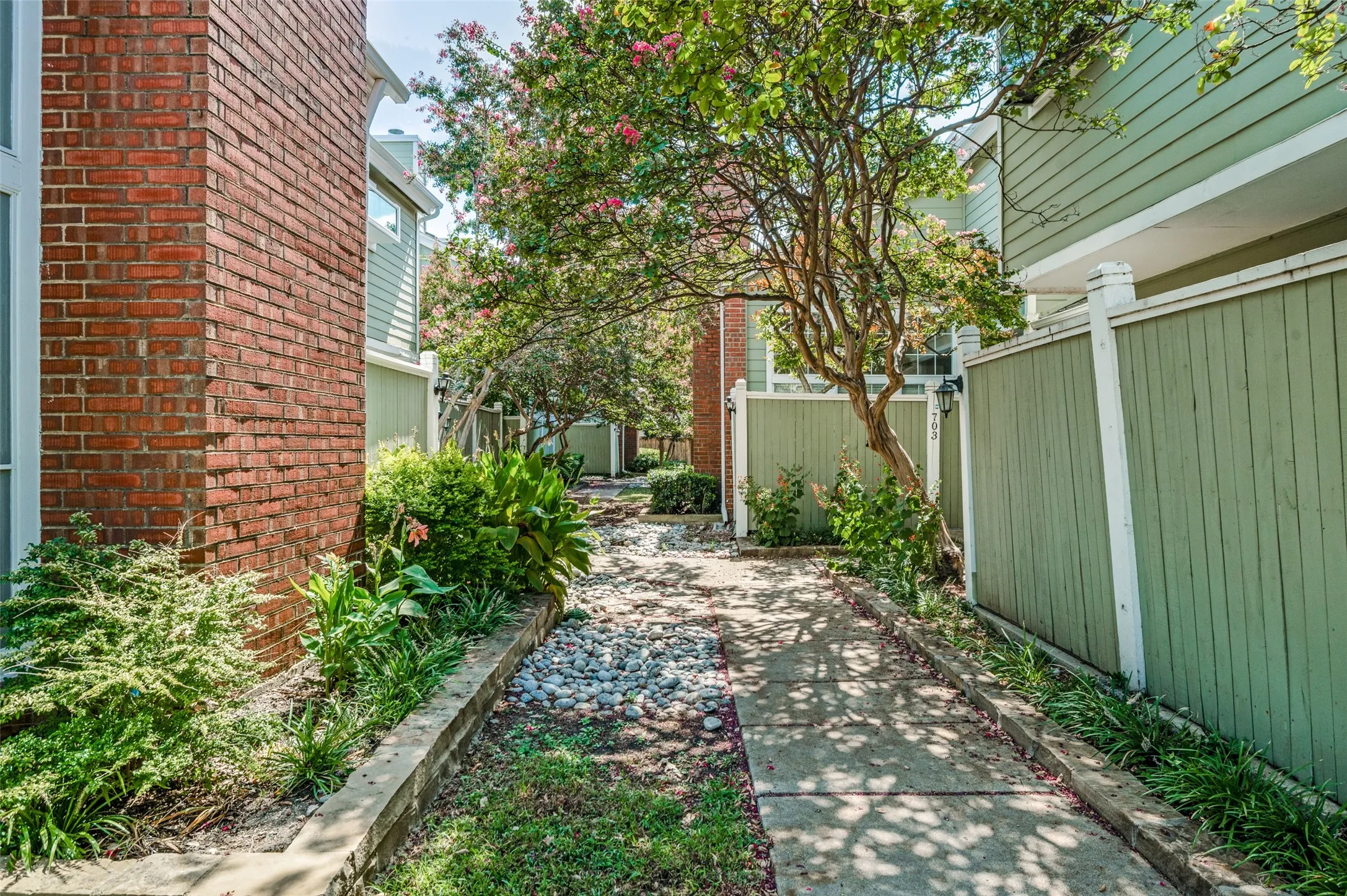 Condominium For Sale in Collin County , 6220 Bentwood Trail 707, Dallas, Texas 75252, 1 Bedroom, 1 Bathroom, 1 Garage spaces, 487 Sqft, built in 1984, mls#21394343, Real Estate Agent in Dallas, Homes For Sale in Collin county, Homes For Sale in Dallas, Realtor in Dallas Texas, Real Estate Brokerage Independent Realty Texas, Luminita Cordes Realtor