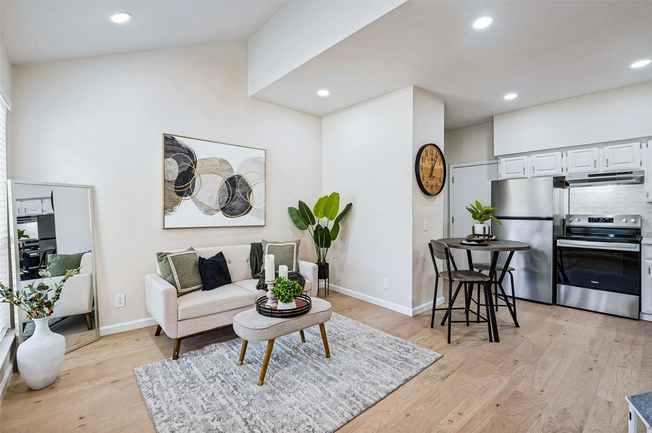 Condominium For Sale in Collin County , 6220 Bentwood Trail 707, Dallas, Texas 75252, 1 Bedroom, 1 Bathroom, 1 Garage spaces, 487 Sqft, built in 1984, mls#21394343, Real Estate Agent in Dallas, Homes For Sale in Collin county, Homes For Sale in Dallas, Realtor in Dallas Texas, Real Estate Brokerage Independent Realty Texas, Luminita Cordes Realtor