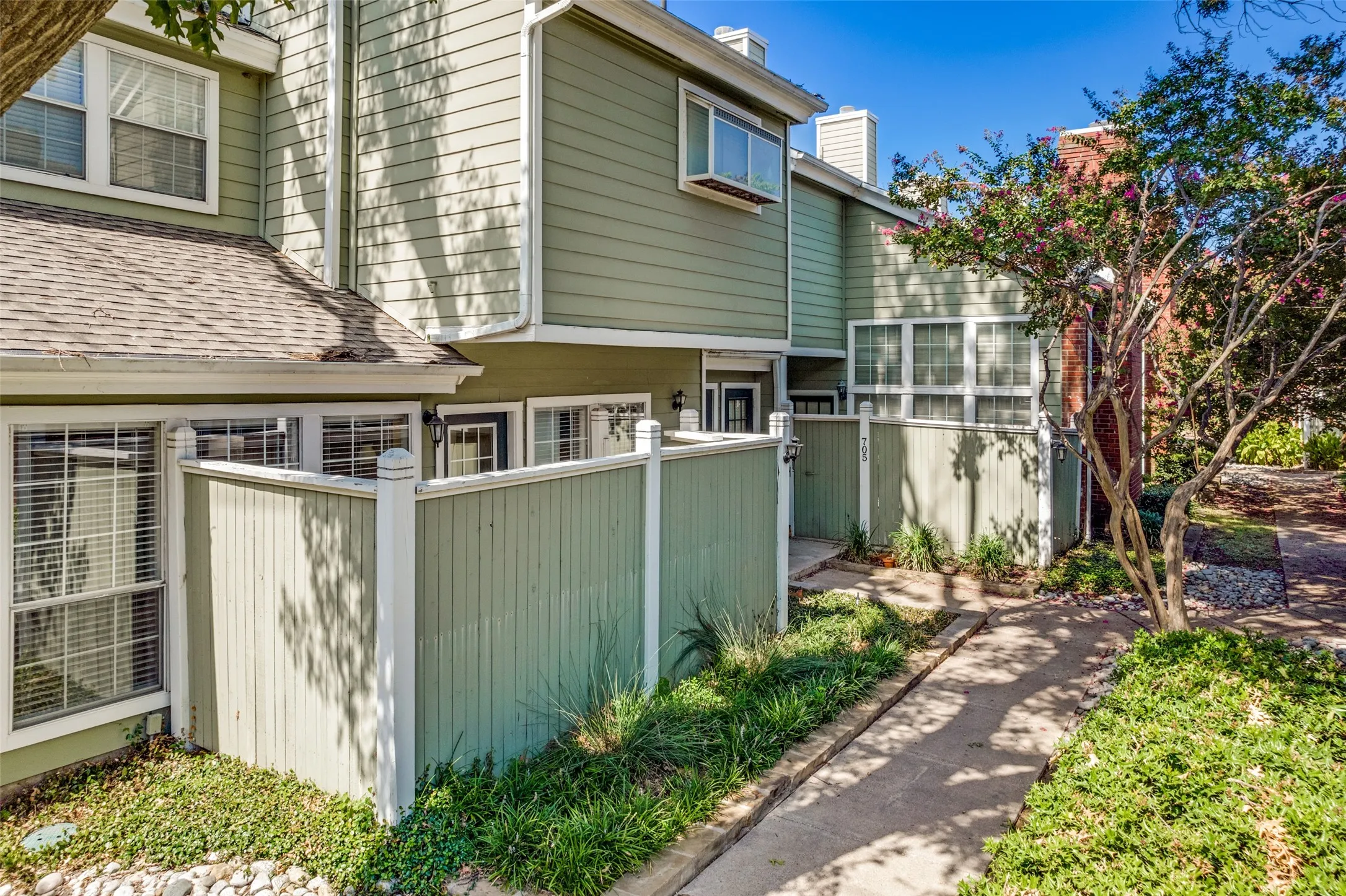 Condominium For Sale in Collin County , 6220 Bentwood Trail 707, Dallas, Texas 75252, 1 Bedroom, 1 Bathroom, 1 Garage spaces, 487 Sqft, built in 1984, mls#21394343, Real Estate Agent in Dallas, Homes For Sale in Collin county, Homes For Sale in Dallas, Realtor in Dallas Texas, Real Estate Brokerage Independent Realty Texas, Luminita Cordes Realtor
