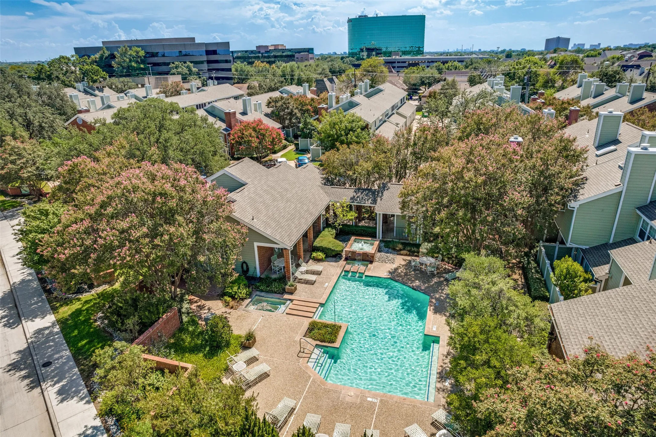Condominium For Sale in Collin County , 6220 Bentwood Trail 707, Dallas, Texas 75252, 1 Bedroom, 1 Bathroom, 1 Garage spaces, 487 Sqft, built in 1984, mls#21394343, Real Estate Agent in Dallas, Homes For Sale in Collin county, Homes For Sale in Dallas, Realtor in Dallas Texas, Real Estate Brokerage Independent Realty Texas, Luminita Cordes Realtor