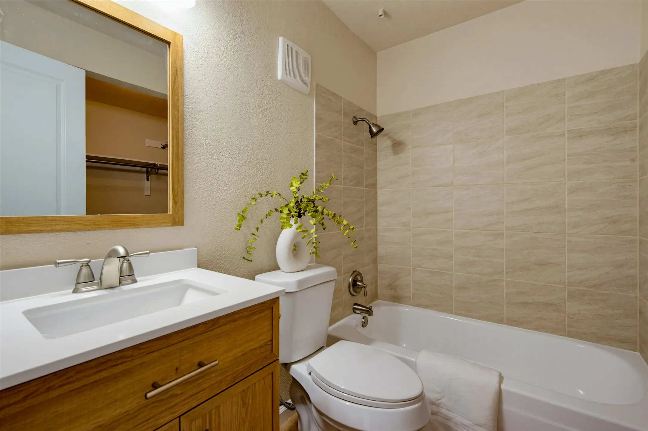 Condominium For Sale in Collin County , 6220 Bentwood Trail 707, Dallas, Texas 75252, 1 Bedroom, 1 Bathroom, 1 Garage spaces, 487 Sqft, built in 1984, mls#21394343, Real Estate Agent in Dallas, Homes For Sale in Collin county, Homes For Sale in Dallas, Realtor in Dallas Texas, Real Estate Brokerage Independent Realty Texas, Luminita Cordes Realtor
