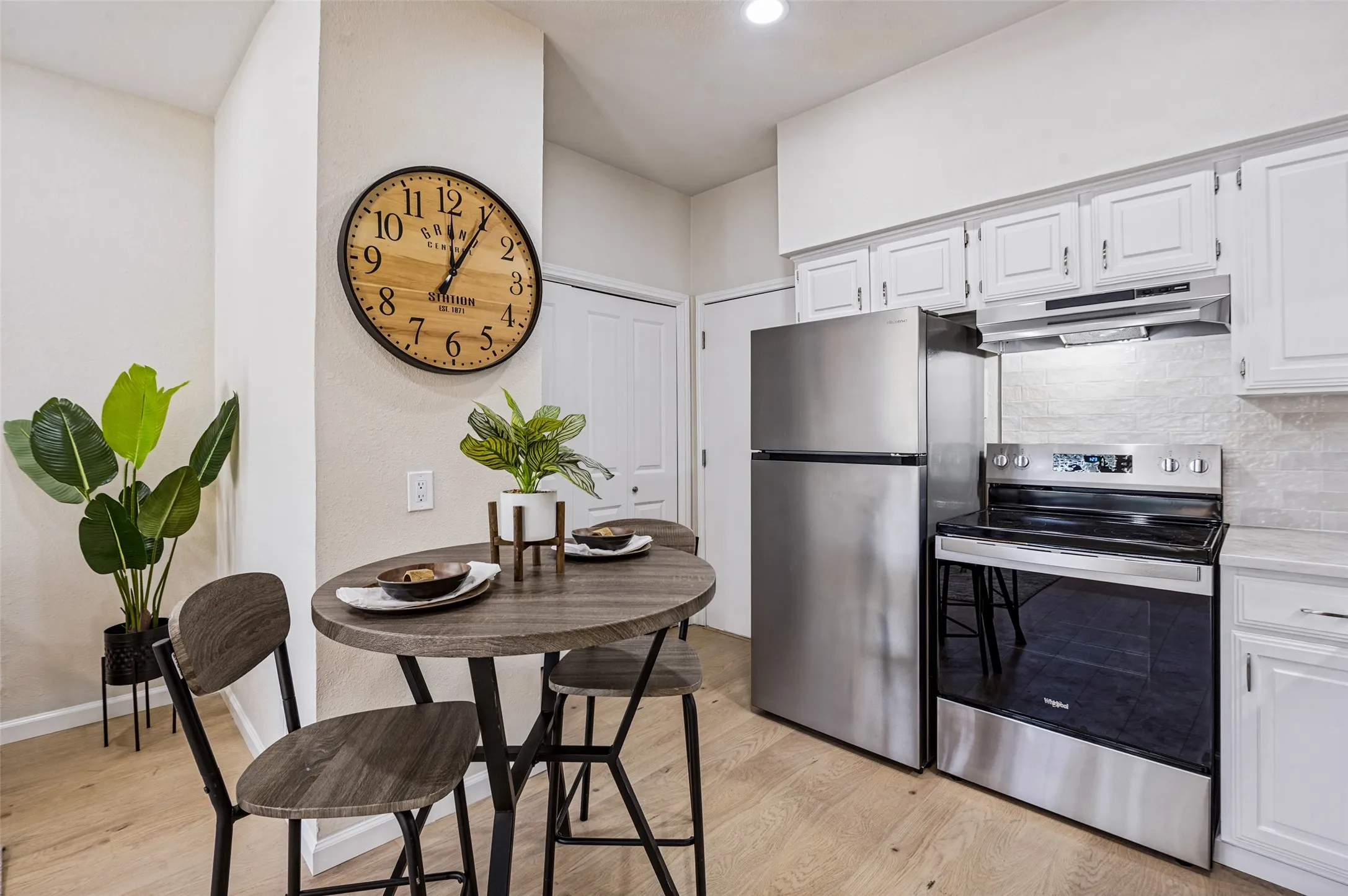 Condominium For Sale in Collin County , 6220 Bentwood Trail 707, Dallas, Texas 75252, 1 Bedroom, 1 Bathroom, 1 Garage spaces, 487 Sqft, built in 1984, mls#21394343, Real Estate Agent in Dallas, Homes For Sale in Collin county, Homes For Sale in Dallas, Realtor in Dallas Texas, Real Estate Brokerage Independent Realty Texas, Luminita Cordes Realtor