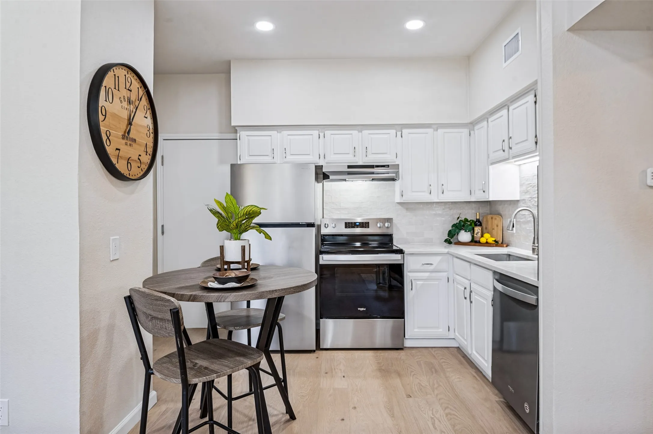 Condominium For Sale in Collin County , 6220 Bentwood Trail 707, Dallas, Texas 75252, 1 Bedroom, 1 Bathroom, 1 Garage spaces, 487 Sqft, built in 1984, mls#21394343, Real Estate Agent in Dallas, Homes For Sale in Collin county, Homes For Sale in Dallas, Realtor in Dallas Texas, Real Estate Brokerage Independent Realty Texas, Luminita Cordes Realtor