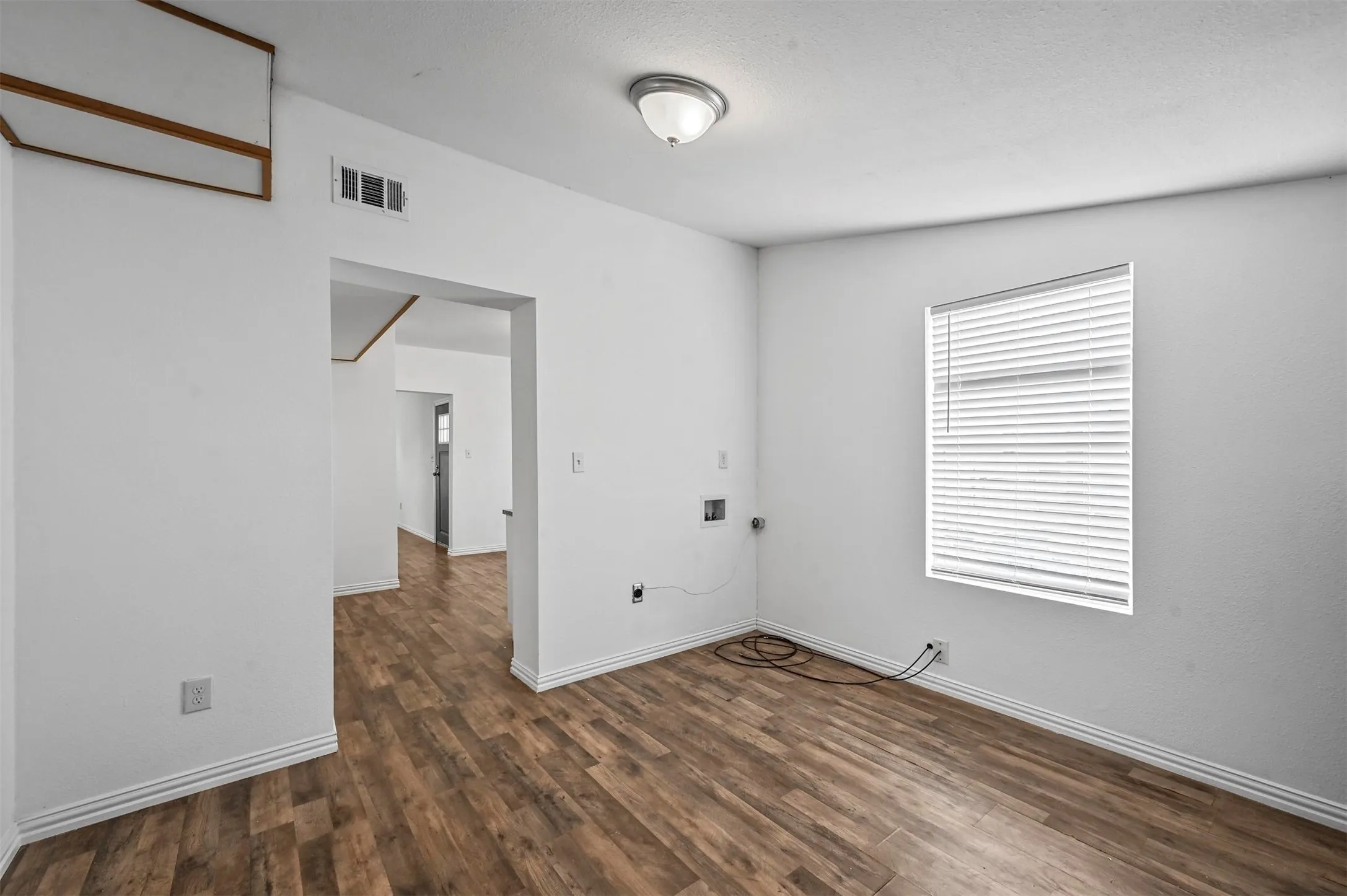 Single Family Residence For Rent in Grayson County , 708 W Day Street, Denison, Texas 75020, 2 Bedroom, 2 Bathroom, Garage spaces, 1,113 Sqft, built in 1928, mls#21395384, Real Estate Agent in Denison, Homes For Rent in Grayson county, Homes For Rent in Denison, Realtor in Denison Texas, Real Estate Brokerage Independent Realty Texas, Luminita Cordes Realtor