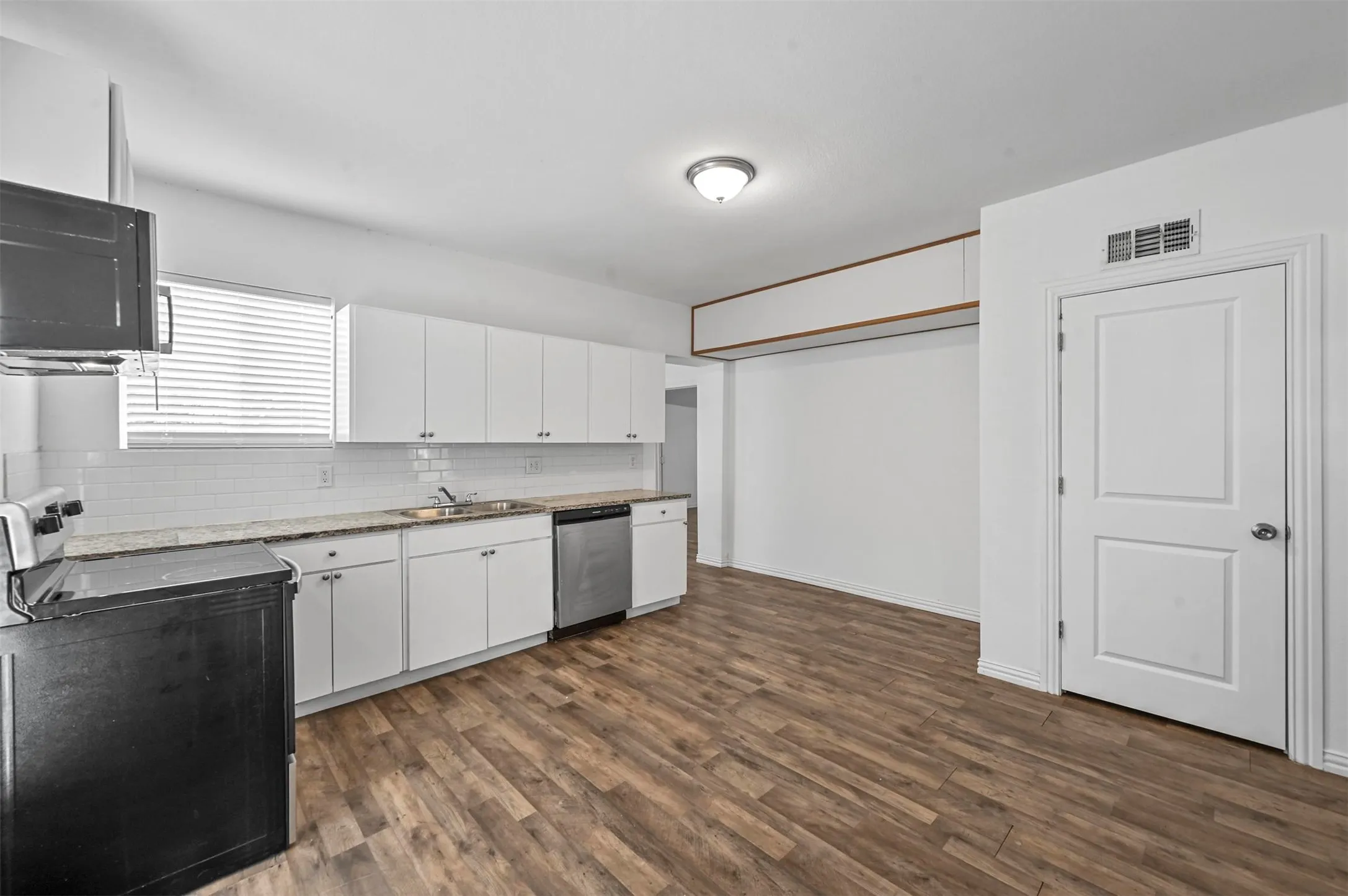 Single Family Residence For Rent in Grayson County , 708 W Day Street, Denison, Texas 75020, 2 Bedroom, 2 Bathroom, Garage spaces, 1,113 Sqft, built in 1928, mls#21395384, Real Estate Agent in Denison, Homes For Rent in Grayson county, Homes For Rent in Denison, Realtor in Denison Texas, Real Estate Brokerage Independent Realty Texas, Luminita Cordes Realtor