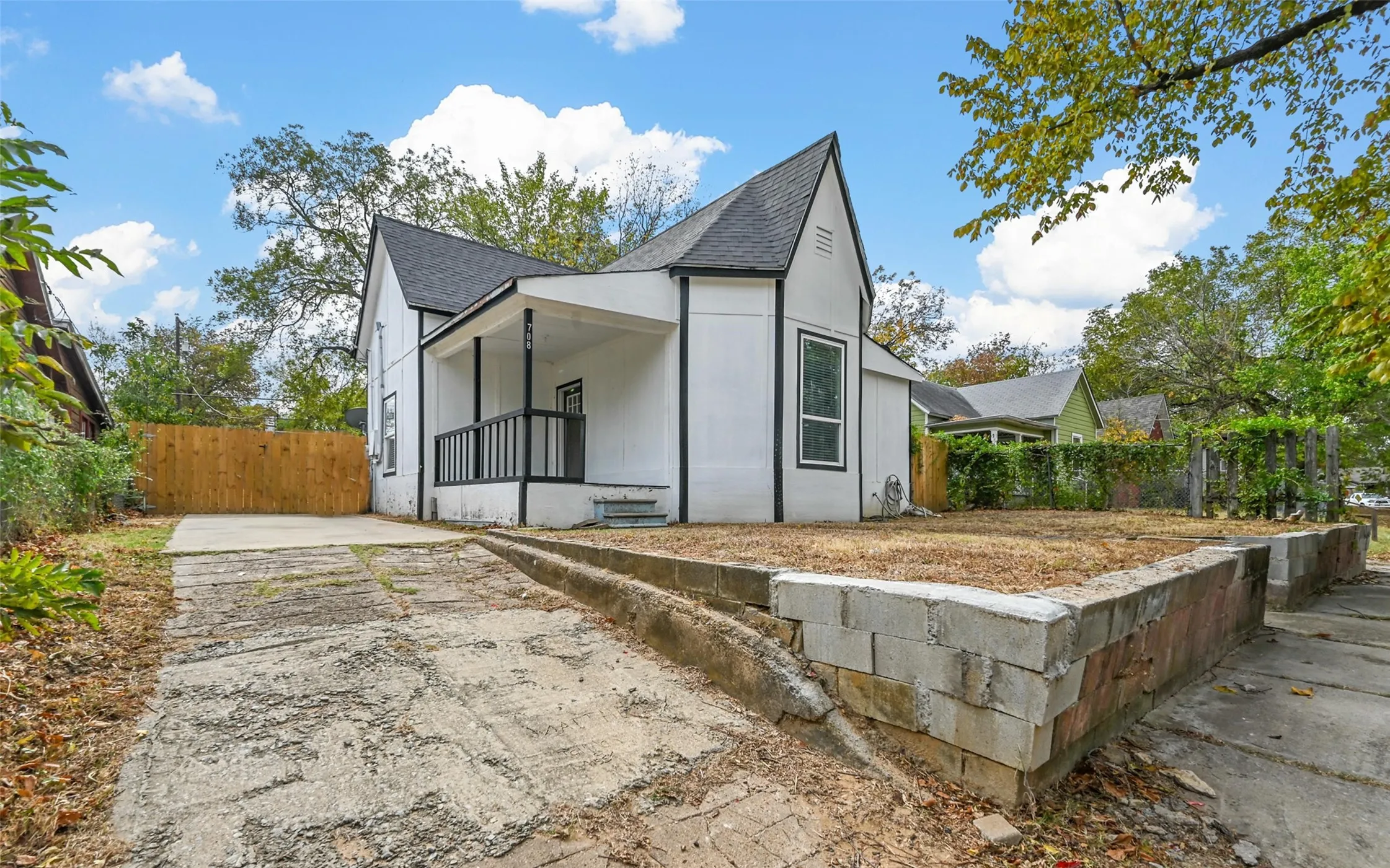 Single Family Residence For Rent in Grayson County , 708 W Day Street, Denison, Texas 75020, 2 Bedroom, 2 Bathroom, Garage spaces, 1,113 Sqft, built in 1928, mls#21395384, Real Estate Agent in Denison, Homes For Rent in Grayson county, Homes For Rent in Denison, Realtor in Denison Texas, Real Estate Brokerage Independent Realty Texas, Luminita Cordes Realtor