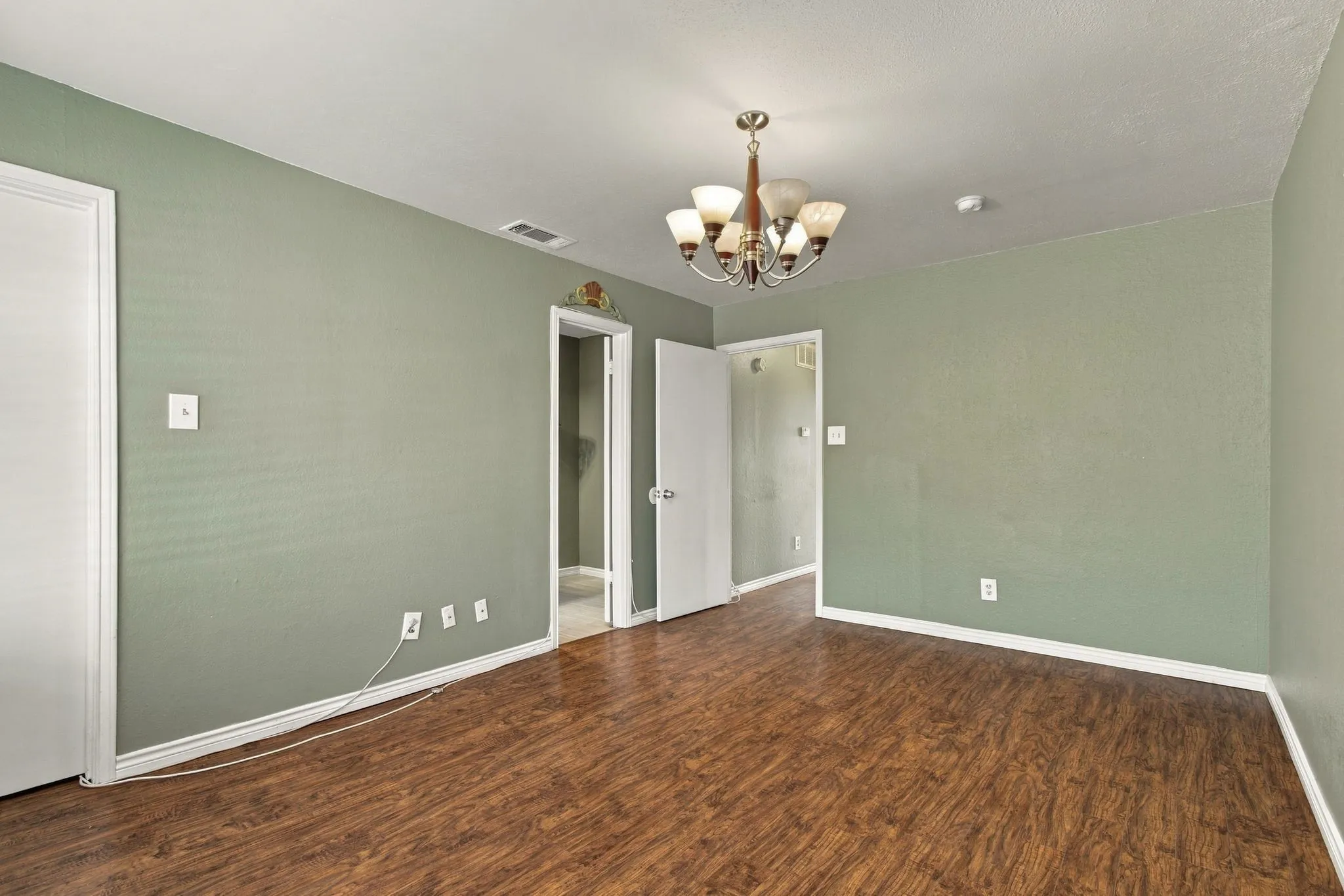 Townhouse For Rent in Dallas County , 3550 Country Square Drive 304, Carrollton, Texas 75006, 2 Bedroom, 3 Bathroom, Garage spaces, 1,252 Sqft, built in 1982, mls#21395328, Real Estate Agent in Carrollton, Homes For Rent in Dallas county, Homes For Rent in Carrollton, Realtor in Carrollton Texas, Real Estate Brokerage Independent Realty Texas, Luminita Cordes Realtor