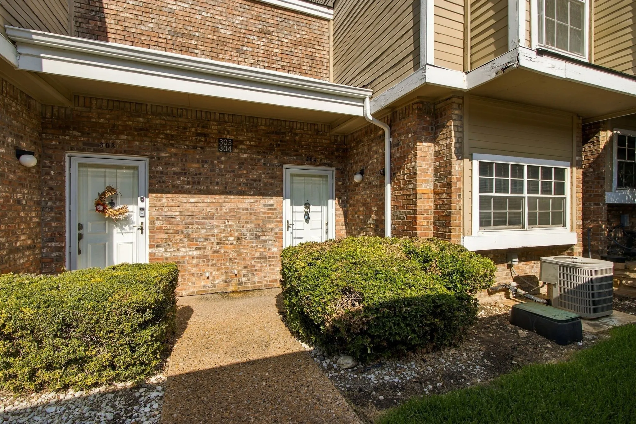 Townhouse For Rent in Dallas County , 3550 Country Square Drive 304, Carrollton, Texas 75006, 2 Bedroom, 3 Bathroom, Garage spaces, 1,252 Sqft, built in 1982, mls#21395328, Real Estate Agent in Carrollton, Homes For Rent in Dallas county, Homes For Rent in Carrollton, Realtor in Carrollton Texas, Real Estate Brokerage Independent Realty Texas, Luminita Cordes Realtor
