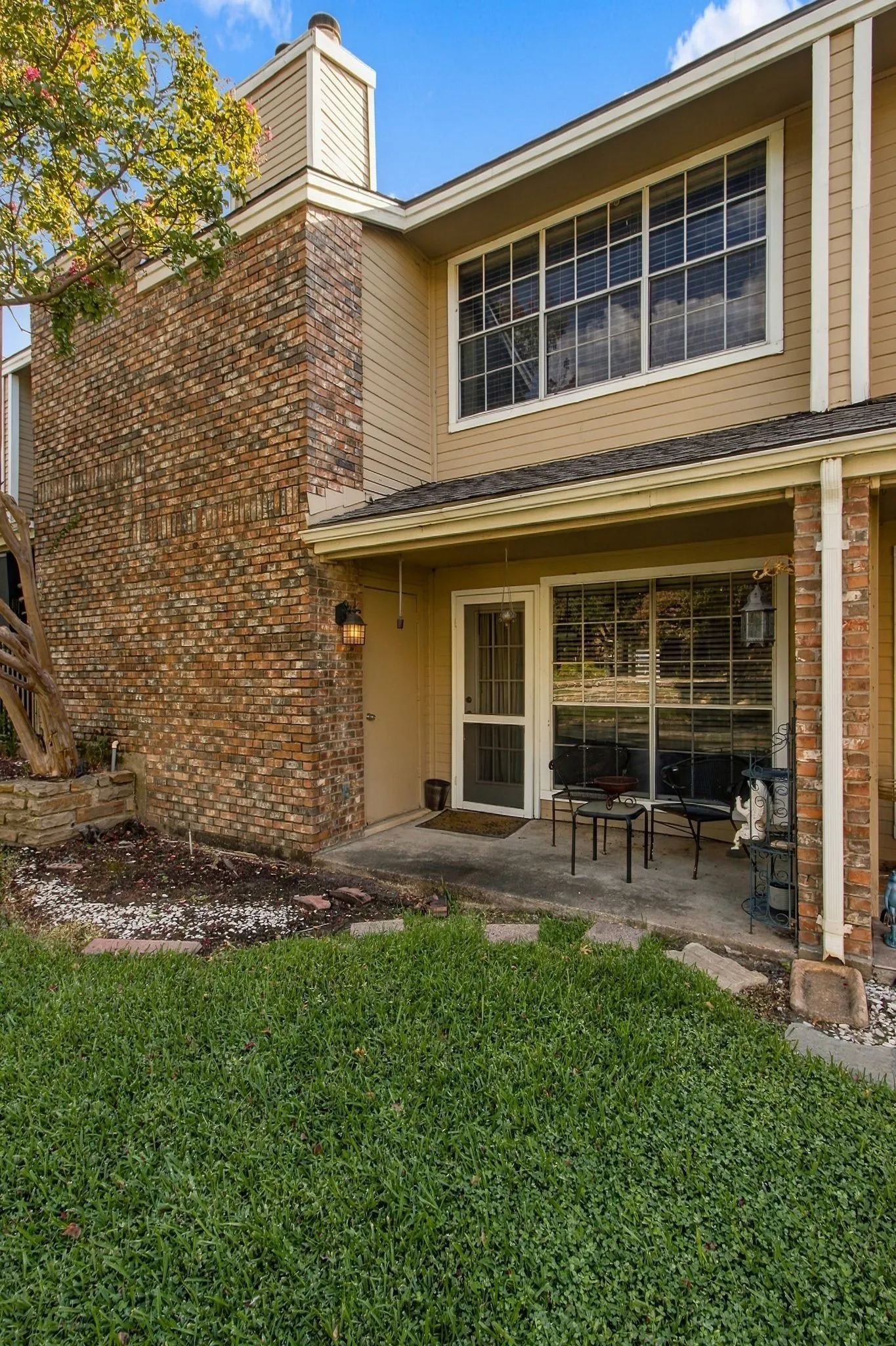 Townhouse For Rent in Dallas County , 3550 Country Square Drive 304, Carrollton, Texas 75006, 2 Bedroom, 3 Bathroom, Garage spaces, 1,252 Sqft, built in 1982, mls#21395328, Real Estate Agent in Carrollton, Homes For Rent in Dallas county, Homes For Rent in Carrollton, Realtor in Carrollton Texas, Real Estate Brokerage Independent Realty Texas, Luminita Cordes Realtor