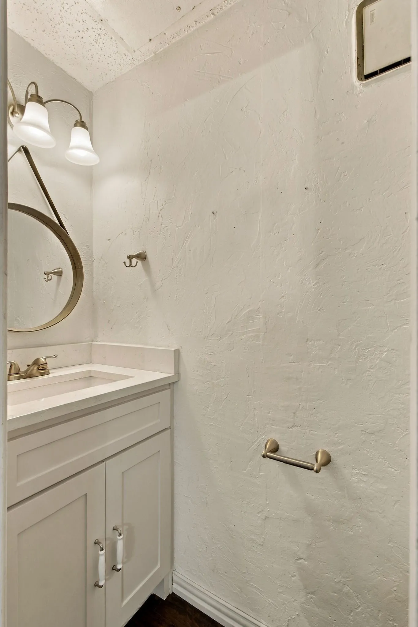 Townhouse For Rent in Dallas County , 3550 Country Square Drive 304, Carrollton, Texas 75006, 2 Bedroom, 3 Bathroom, Garage spaces, 1,252 Sqft, built in 1982, mls#21395328, Real Estate Agent in Carrollton, Homes For Rent in Dallas county, Homes For Rent in Carrollton, Realtor in Carrollton Texas, Real Estate Brokerage Independent Realty Texas, Luminita Cordes Realtor