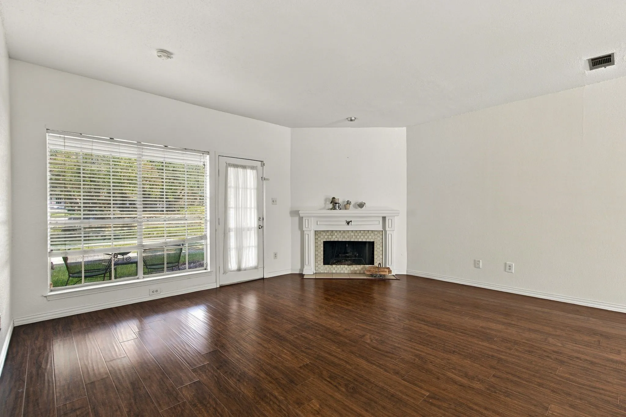 Townhouse For Rent in Dallas County , 3550 Country Square Drive 304, Carrollton, Texas 75006, 2 Bedroom, 3 Bathroom, Garage spaces, 1,252 Sqft, built in 1982, mls#21395328, Real Estate Agent in Carrollton, Homes For Rent in Dallas county, Homes For Rent in Carrollton, Realtor in Carrollton Texas, Real Estate Brokerage Independent Realty Texas, Luminita Cordes Realtor
