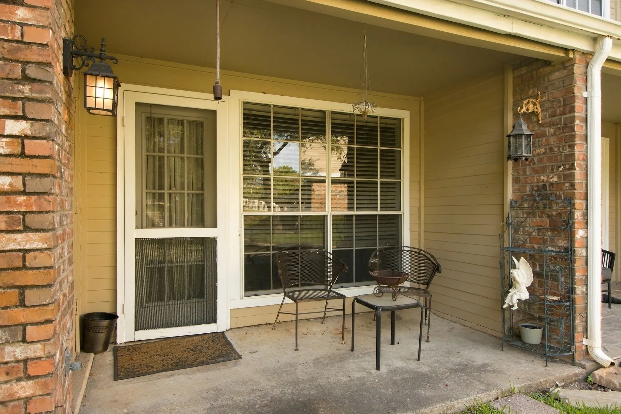 Townhouse For Rent in Dallas County , 3550 Country Square Drive 304, Carrollton, Texas 75006, 2 Bedroom, 3 Bathroom, Garage spaces, 1,252 Sqft, built in 1982, mls#21395328, Real Estate Agent in Carrollton, Homes For Rent in Dallas county, Homes For Rent in Carrollton, Realtor in Carrollton Texas, Real Estate Brokerage Independent Realty Texas, Luminita Cordes Realtor