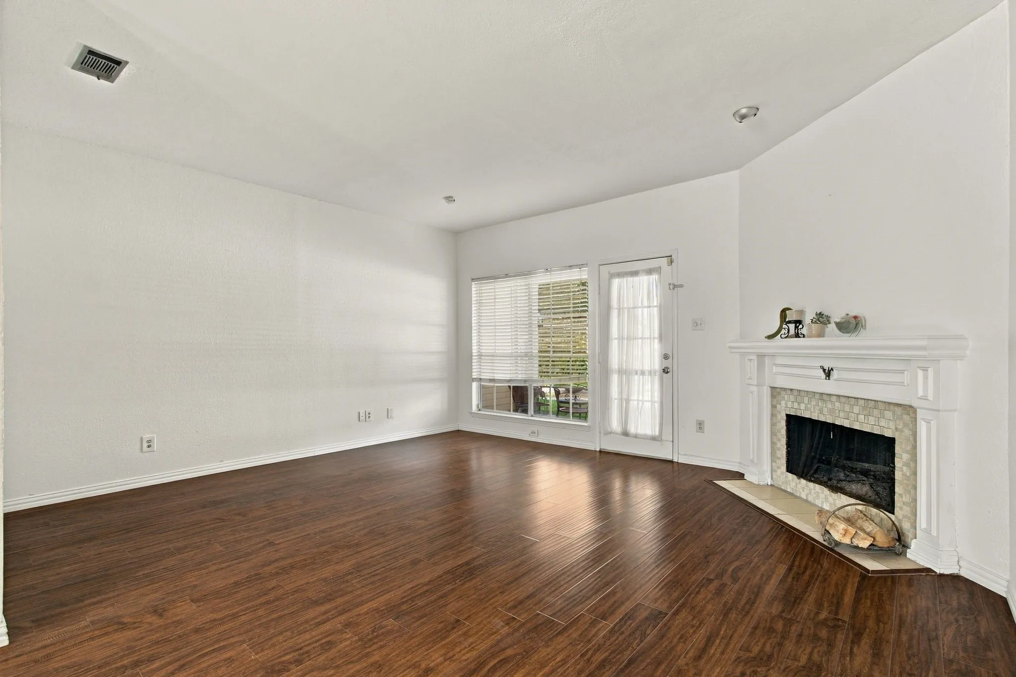 Townhouse For Rent in Dallas County , 3550 Country Square Drive 304, Carrollton, Texas 75006, 2 Bedroom, 3 Bathroom, Garage spaces, 1,252 Sqft, built in 1982, mls#21395328, Real Estate Agent in Carrollton, Homes For Rent in Dallas county, Homes For Rent in Carrollton, Realtor in Carrollton Texas, Real Estate Brokerage Independent Realty Texas, Luminita Cordes Realtor