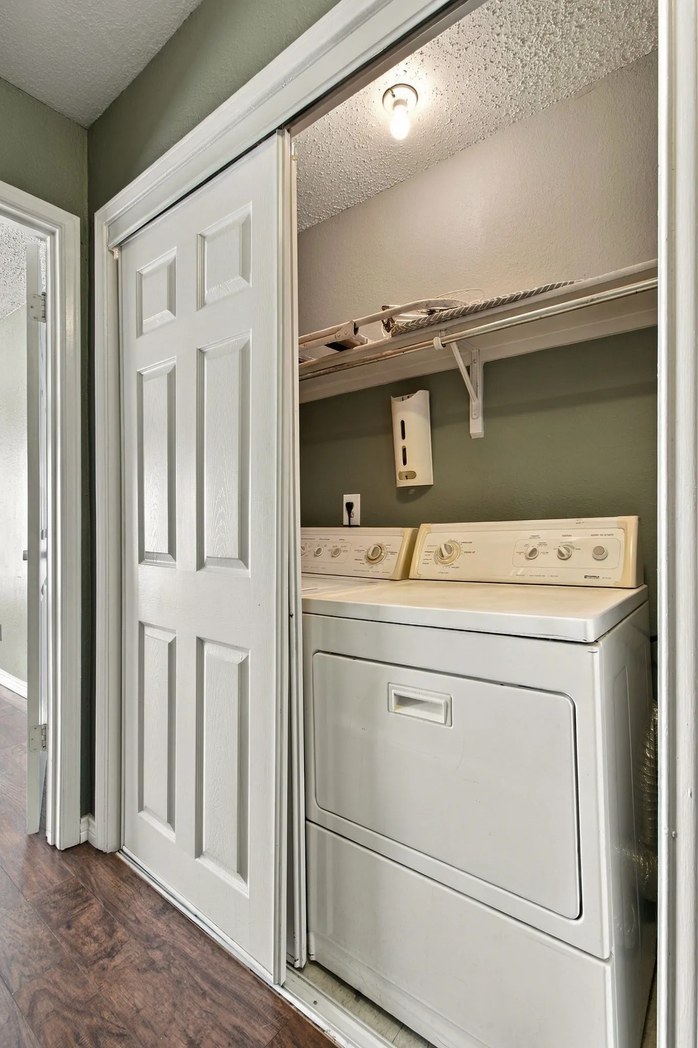 Townhouse For Rent in Dallas County , 3550 Country Square Drive 304, Carrollton, Texas 75006, 2 Bedroom, 3 Bathroom, Garage spaces, 1,252 Sqft, built in 1982, mls#21395328, Real Estate Agent in Carrollton, Homes For Rent in Dallas county, Homes For Rent in Carrollton, Realtor in Carrollton Texas, Real Estate Brokerage Independent Realty Texas, Luminita Cordes Realtor