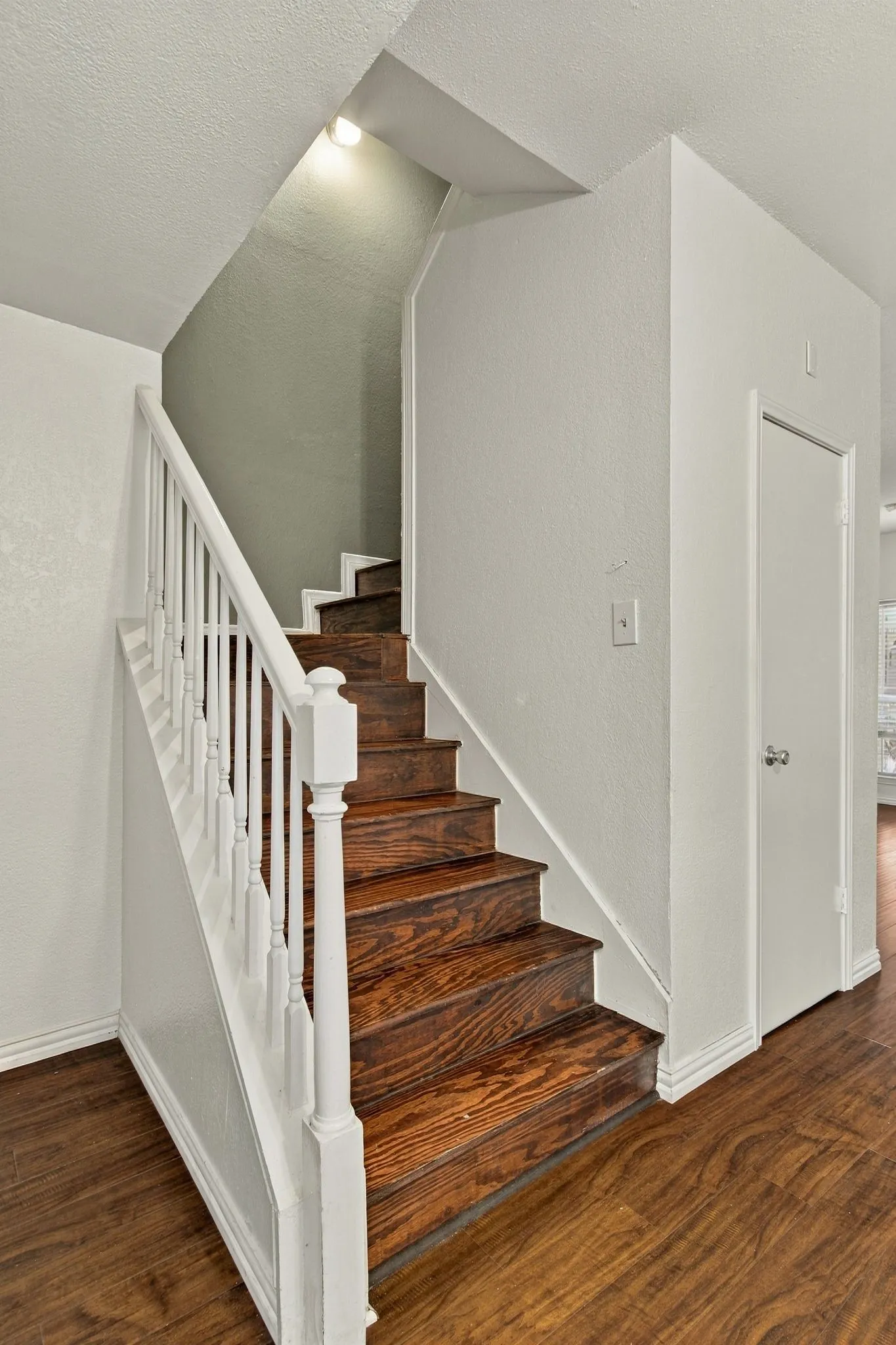 Townhouse For Rent in Dallas County , 3550 Country Square Drive 304, Carrollton, Texas 75006, 2 Bedroom, 3 Bathroom, Garage spaces, 1,252 Sqft, built in 1982, mls#21395328, Real Estate Agent in Carrollton, Homes For Rent in Dallas county, Homes For Rent in Carrollton, Realtor in Carrollton Texas, Real Estate Brokerage Independent Realty Texas, Luminita Cordes Realtor