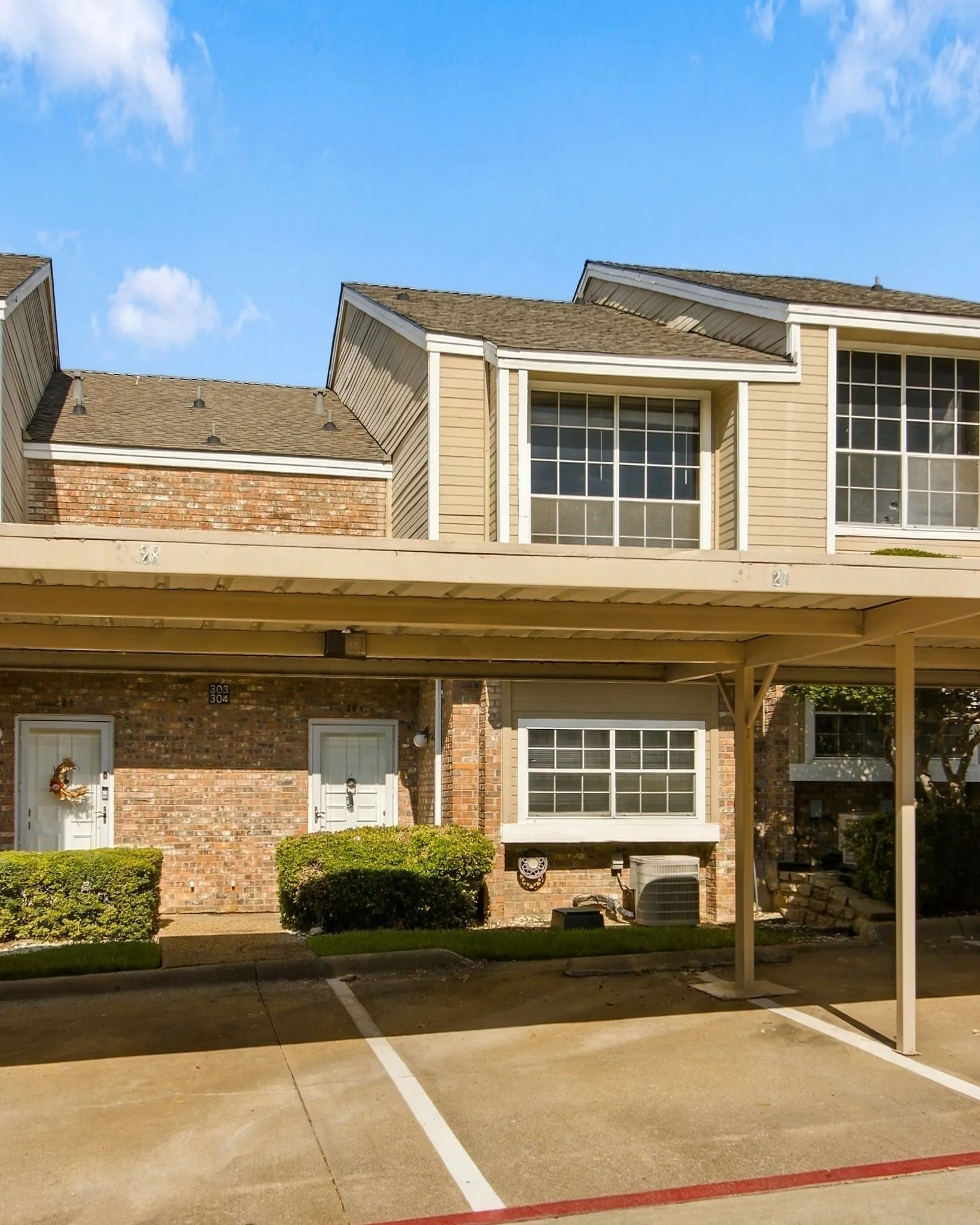 Townhouse For Rent in Dallas County , 3550 Country Square Drive 304, Carrollton, Texas 75006, 2 Bedroom, 3 Bathroom, Garage spaces, 1,252 Sqft, built in 1982, mls#21395328, Real Estate Agent in Carrollton, Homes For Rent in Dallas county, Homes For Rent in Carrollton, Realtor in Carrollton Texas, Real Estate Brokerage Independent Realty Texas, Luminita Cordes Realtor