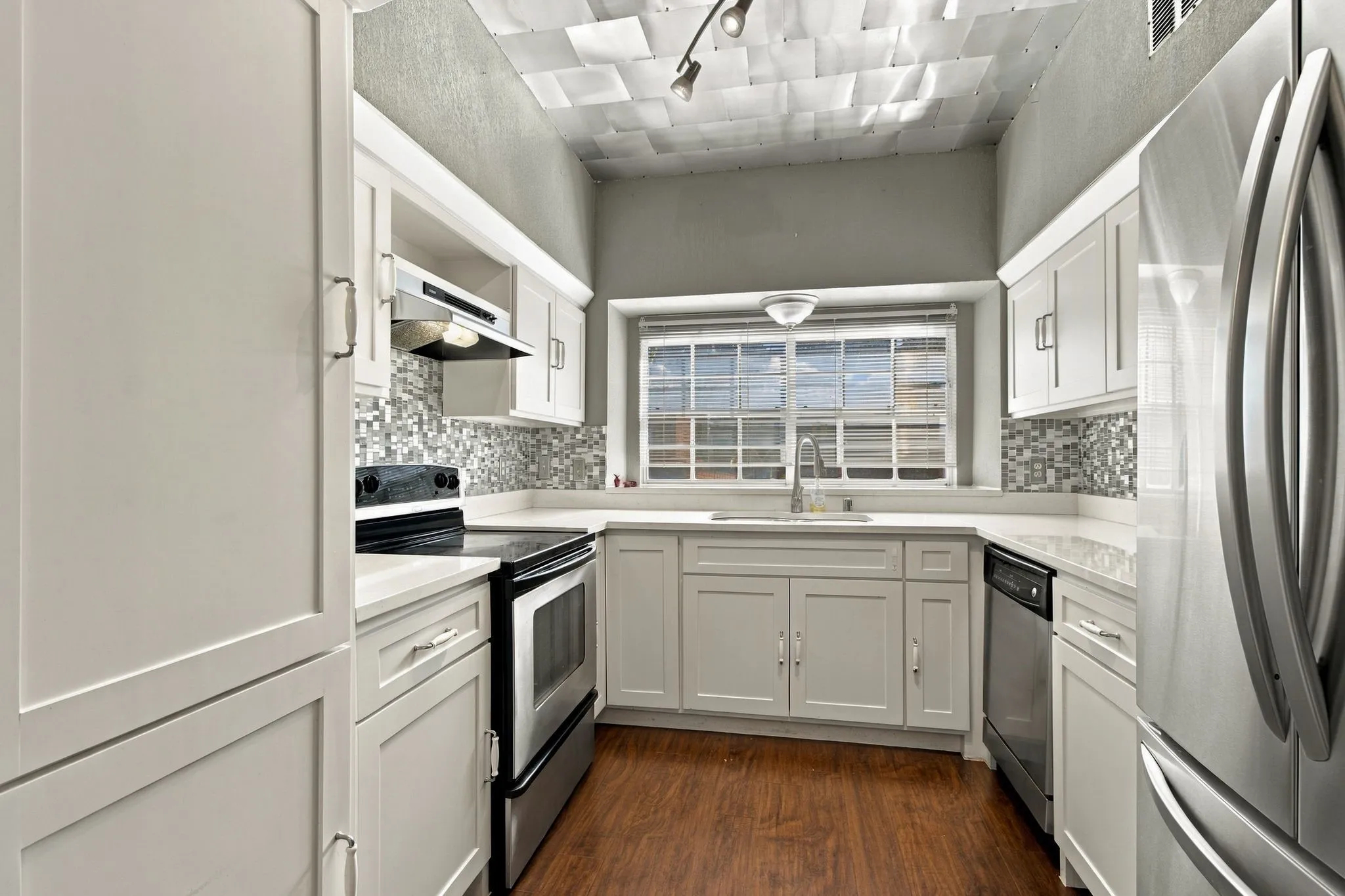 Townhouse For Rent in Dallas County , 3550 Country Square Drive 304, Carrollton, Texas 75006, 2 Bedroom, 3 Bathroom, Garage spaces, 1,252 Sqft, built in 1982, mls#21395328, Real Estate Agent in Carrollton, Homes For Rent in Dallas county, Homes For Rent in Carrollton, Realtor in Carrollton Texas, Real Estate Brokerage Independent Realty Texas, Luminita Cordes Realtor