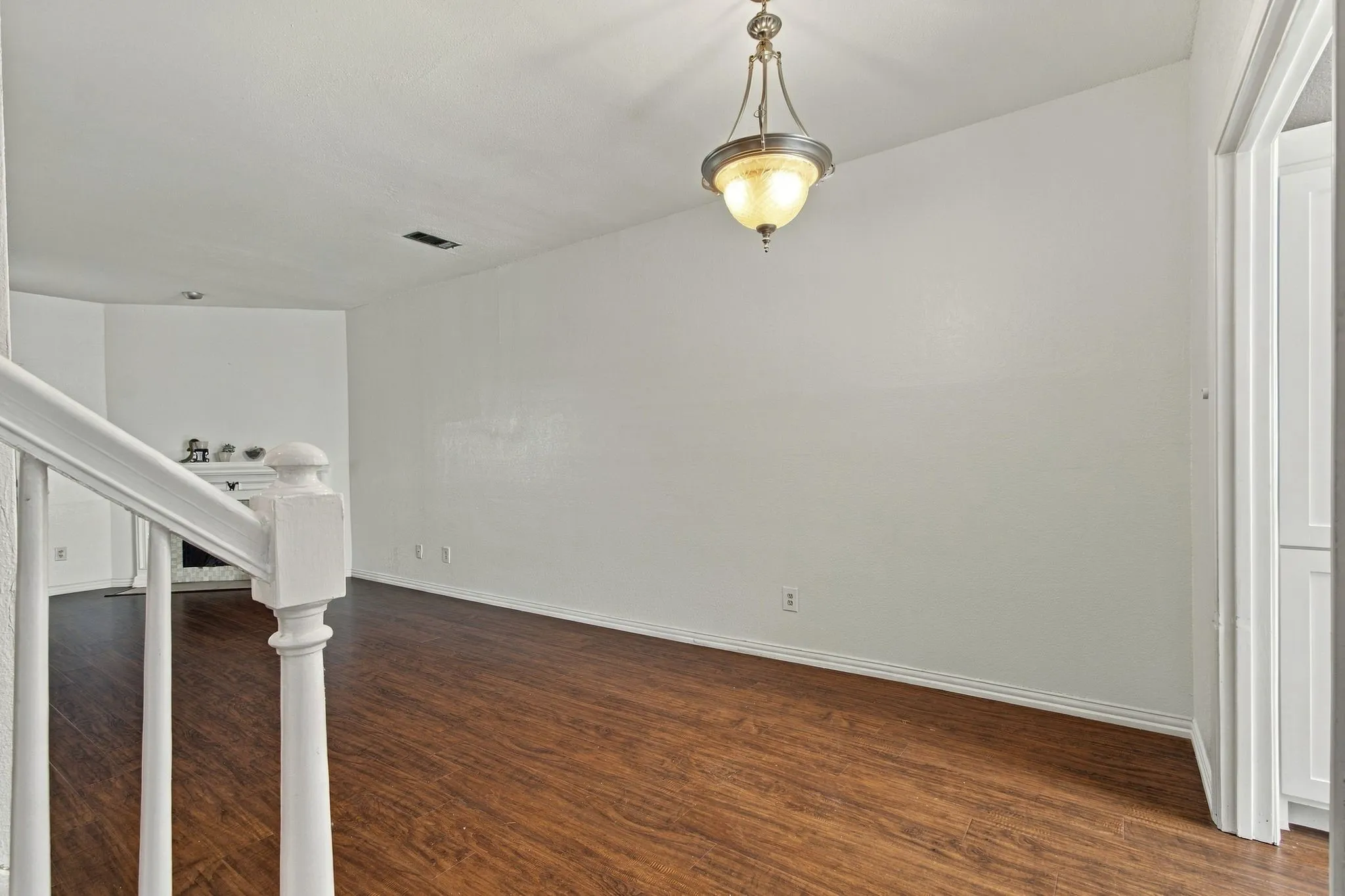 Townhouse For Rent in Dallas County , 3550 Country Square Drive 304, Carrollton, Texas 75006, 2 Bedroom, 3 Bathroom, Garage spaces, 1,252 Sqft, built in 1982, mls#21395328, Real Estate Agent in Carrollton, Homes For Rent in Dallas county, Homes For Rent in Carrollton, Realtor in Carrollton Texas, Real Estate Brokerage Independent Realty Texas, Luminita Cordes Realtor
