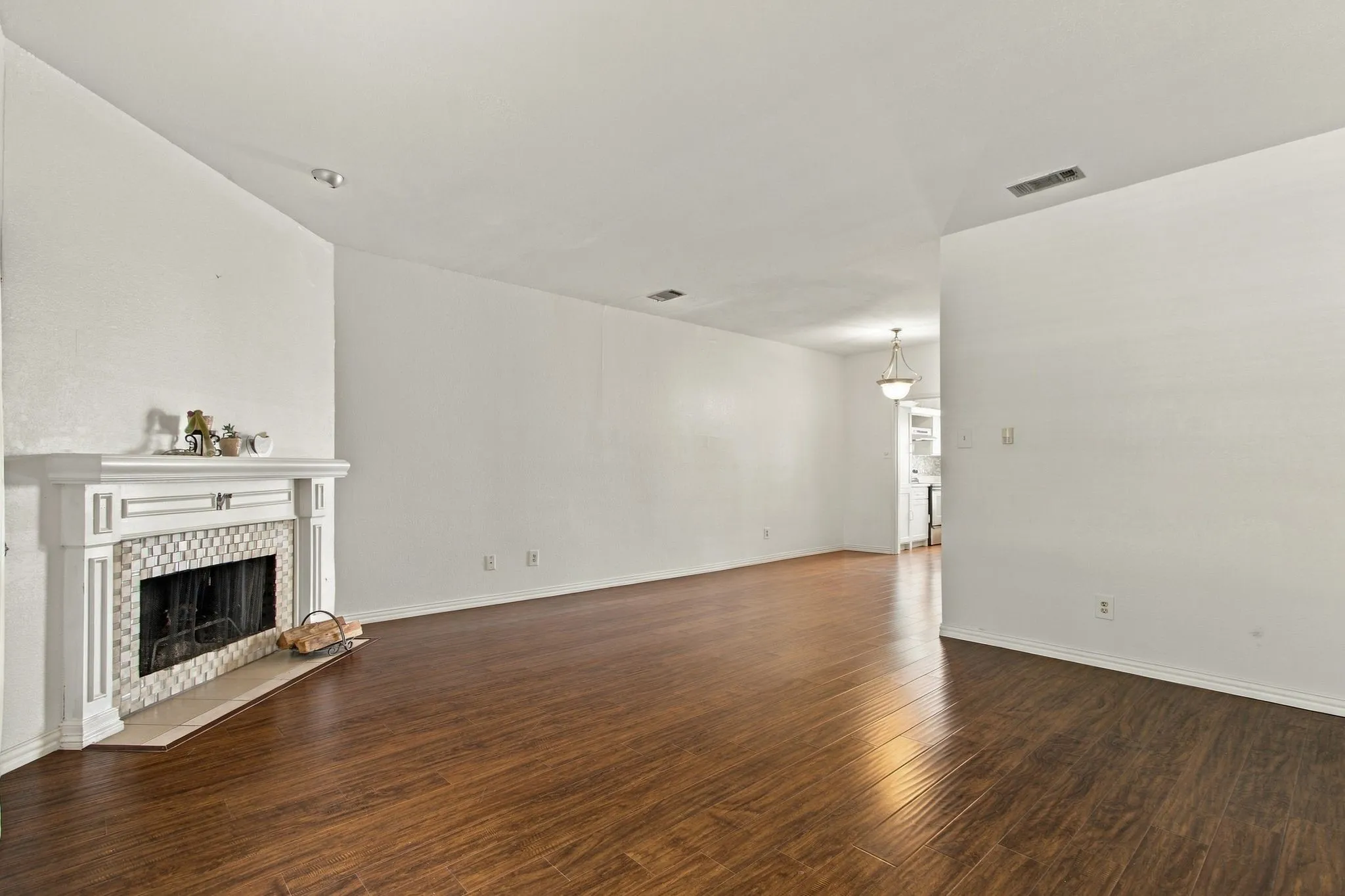 Townhouse For Rent in Dallas County , 3550 Country Square Drive 304, Carrollton, Texas 75006, 2 Bedroom, 3 Bathroom, Garage spaces, 1,252 Sqft, built in 1982, mls#21395328, Real Estate Agent in Carrollton, Homes For Rent in Dallas county, Homes For Rent in Carrollton, Realtor in Carrollton Texas, Real Estate Brokerage Independent Realty Texas, Luminita Cordes Realtor