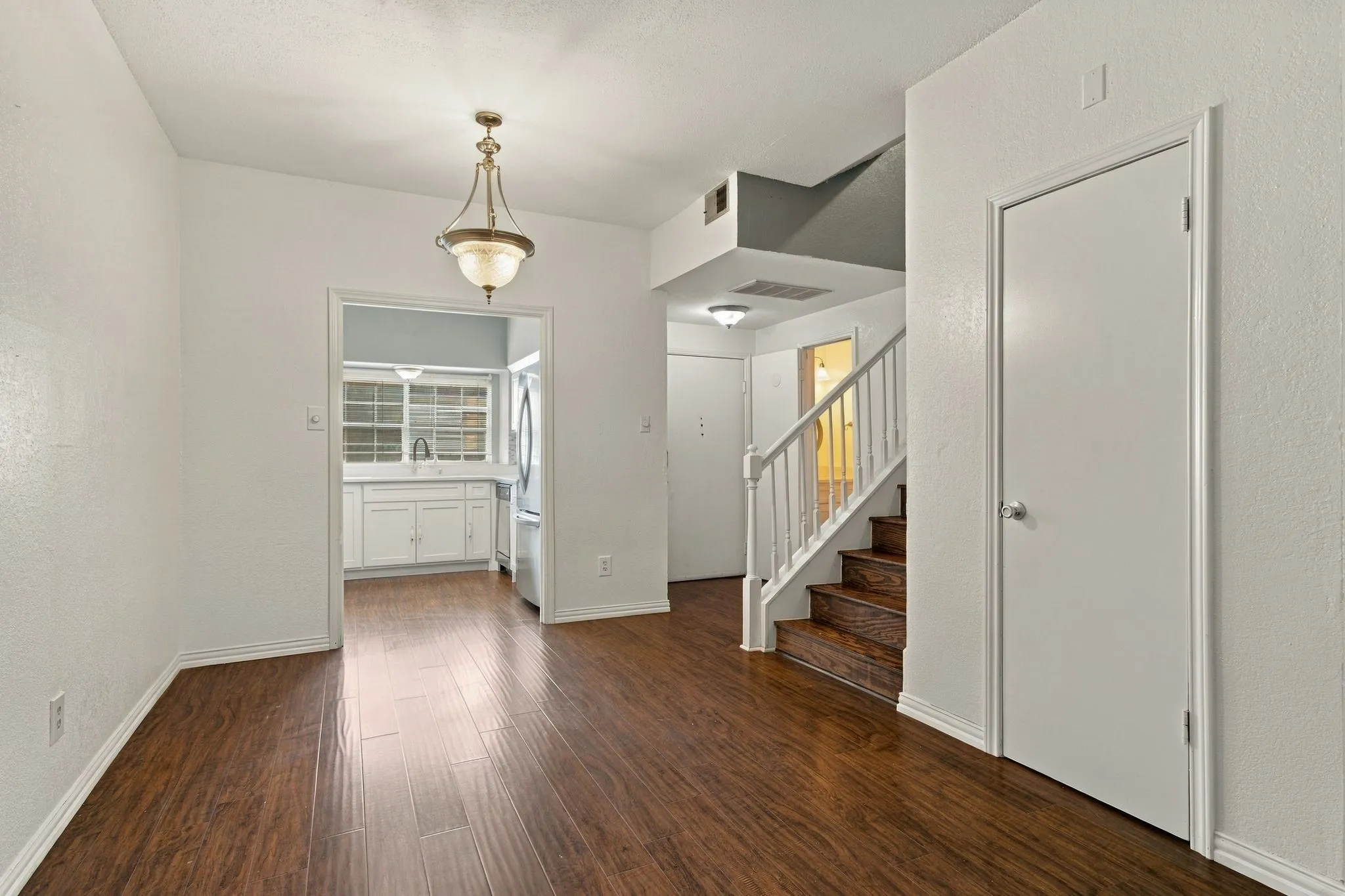 Townhouse For Rent in Dallas County , 3550 Country Square Drive 304, Carrollton, Texas 75006, 2 Bedroom, 3 Bathroom, Garage spaces, 1,252 Sqft, built in 1982, mls#21395328, Real Estate Agent in Carrollton, Homes For Rent in Dallas county, Homes For Rent in Carrollton, Realtor in Carrollton Texas, Real Estate Brokerage Independent Realty Texas, Luminita Cordes Realtor