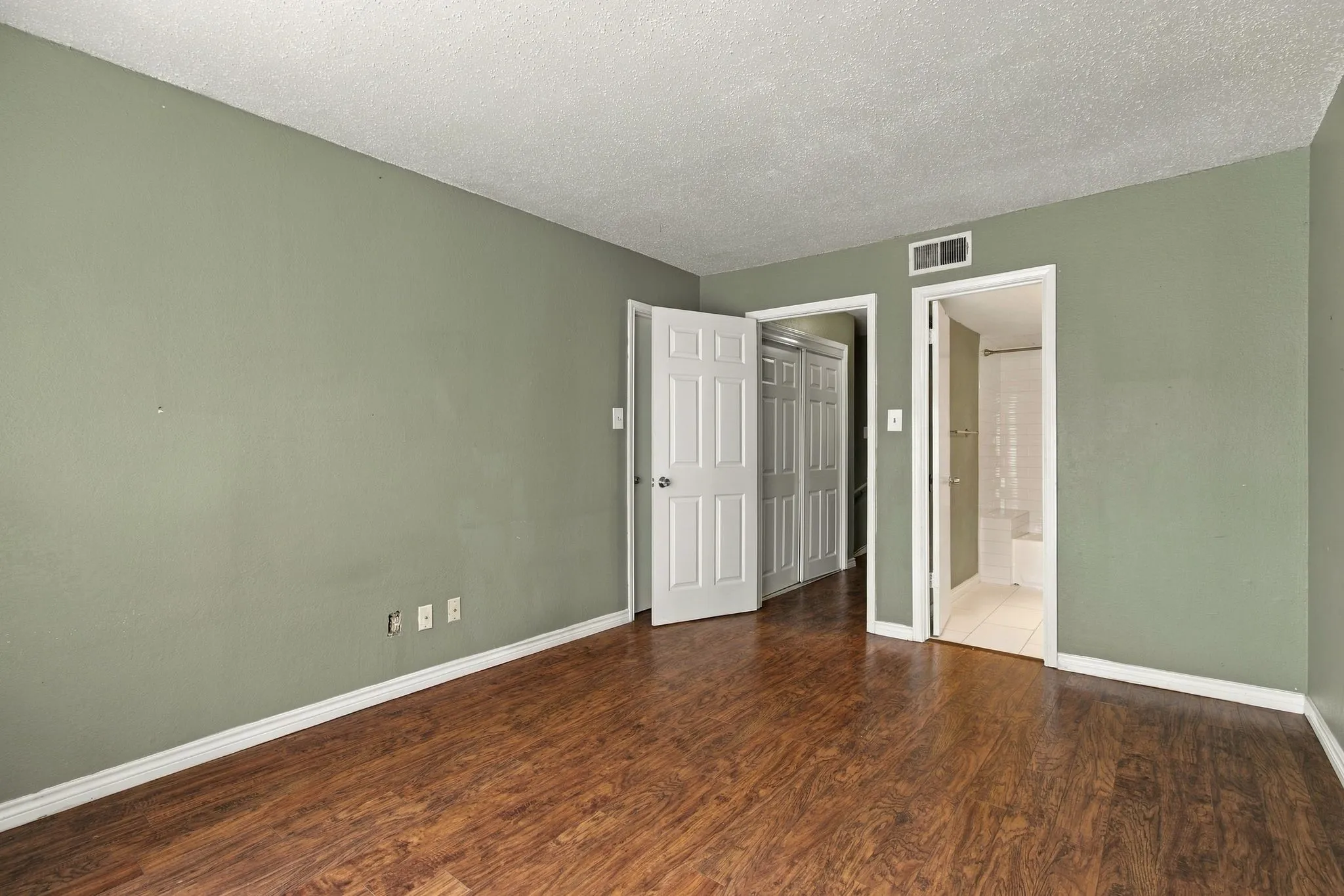 Townhouse For Rent in Dallas County , 3550 Country Square Drive 304, Carrollton, Texas 75006, 2 Bedroom, 3 Bathroom, Garage spaces, 1,252 Sqft, built in 1982, mls#21395328, Real Estate Agent in Carrollton, Homes For Rent in Dallas county, Homes For Rent in Carrollton, Realtor in Carrollton Texas, Real Estate Brokerage Independent Realty Texas, Luminita Cordes Realtor