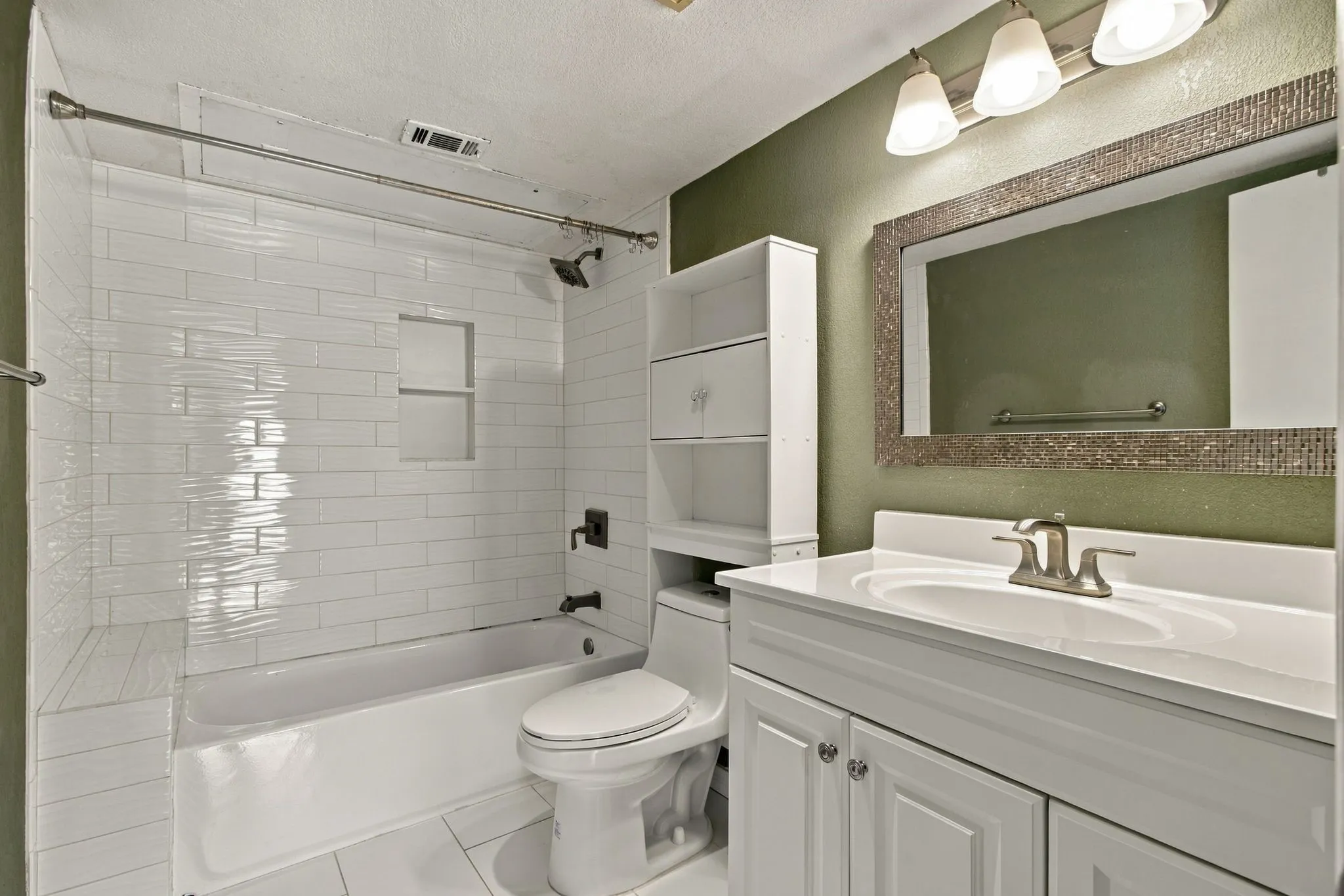 Townhouse For Rent in Dallas County , 3550 Country Square Drive 304, Carrollton, Texas 75006, 2 Bedroom, 3 Bathroom, Garage spaces, 1,252 Sqft, built in 1982, mls#21395328, Real Estate Agent in Carrollton, Homes For Rent in Dallas county, Homes For Rent in Carrollton, Realtor in Carrollton Texas, Real Estate Brokerage Independent Realty Texas, Luminita Cordes Realtor