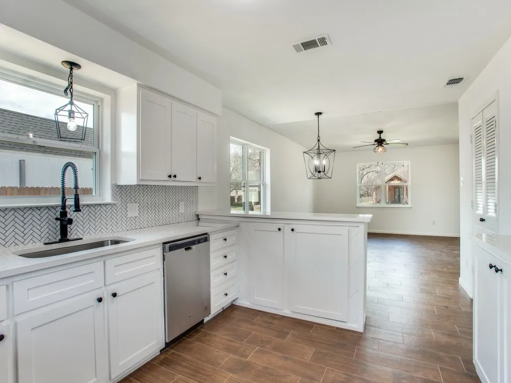 Single Family Residence For Sale in Tarrant County , 1307 Worthington Street, Grapevine, Texas 76051, 2 Bedroom, 2 Bathroom, Garage spaces, 984 Sqft, built in 1982, mls#21395378, Real Estate Agent in Grapevine, Homes For Sale in Tarrant county, Homes For Sale in Grapevine, Realtor in Grapevine Texas, Real Estate Brokerage Independent Realty Texas, Luminita Cordes Realtor