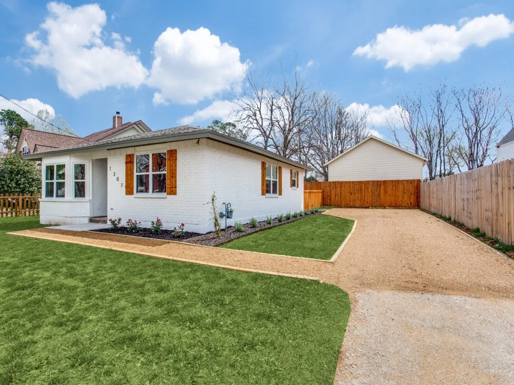 Single Family Residence For Sale in Tarrant County , 1307 Worthington Street, Grapevine, Texas 76051, 2 Bedroom, 2 Bathroom, Garage spaces, 984 Sqft, built in 1982, mls#21395378, Real Estate Agent in Grapevine, Homes For Sale in Tarrant county, Homes For Sale in Grapevine, Realtor in Grapevine Texas, Real Estate Brokerage Independent Realty Texas, Luminita Cordes Realtor
