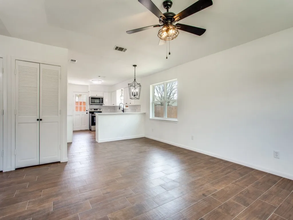 Single Family Residence For Sale in Tarrant County , 1307 Worthington Street, Grapevine, Texas 76051, 2 Bedroom, 2 Bathroom, Garage spaces, 984 Sqft, built in 1982, mls#21395378, Real Estate Agent in Grapevine, Homes For Sale in Tarrant county, Homes For Sale in Grapevine, Realtor in Grapevine Texas, Real Estate Brokerage Independent Realty Texas, Luminita Cordes Realtor