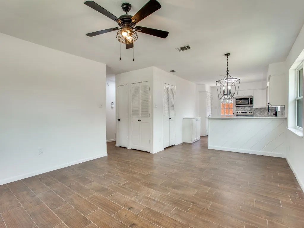 Single Family Residence For Sale in Tarrant County , 1307 Worthington Street, Grapevine, Texas 76051, 2 Bedroom, 2 Bathroom, Garage spaces, 984 Sqft, built in 1982, mls#21395378, Real Estate Agent in Grapevine, Homes For Sale in Tarrant county, Homes For Sale in Grapevine, Realtor in Grapevine Texas, Real Estate Brokerage Independent Realty Texas, Luminita Cordes Realtor