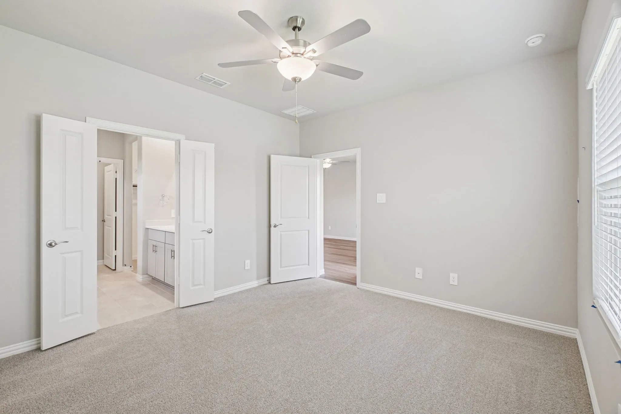  Photo is not of the actual home, but is an inspirational photo of builder’s model home and may depict options, furnishings, and/or decorator features that are not included.
