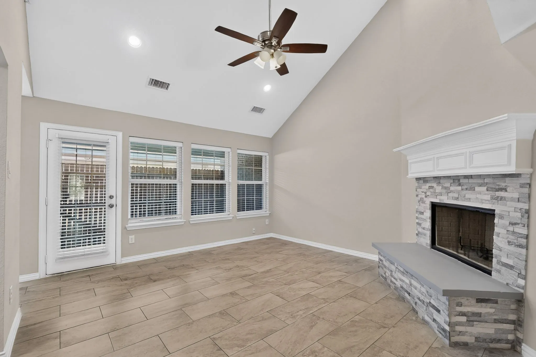 Townhouse For Rent in Denton County , 829 Summercreek Drive, Lewisville, Texas 75067, 2 Bedroom, 3 Bathroom, Garage spaces, 1,481 Sqft, built in 2017, mls#21395345, Real Estate Agent in Lewisville, Homes For Rent in Denton county, Homes For Rent in Lewisville, Realtor in Lewisville Texas, Real Estate Brokerage Independent Realty Texas, Luminita Cordes Realtor
