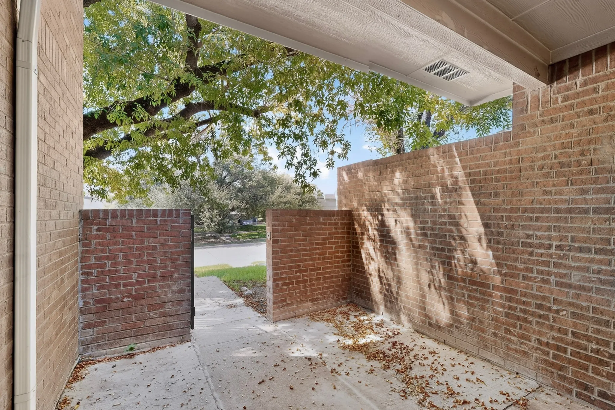 Townhouse For Rent in Denton County , 829 Summercreek Drive, Lewisville, Texas 75067, 2 Bedroom, 3 Bathroom, Garage spaces, 1,481 Sqft, built in 2017, mls#21395345, Real Estate Agent in Lewisville, Homes For Rent in Denton county, Homes For Rent in Lewisville, Realtor in Lewisville Texas, Real Estate Brokerage Independent Realty Texas, Luminita Cordes Realtor