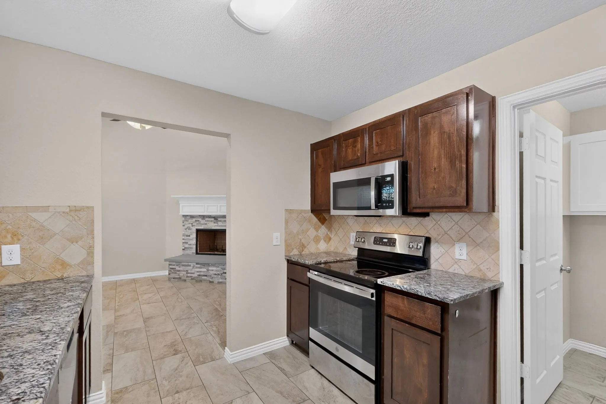 Townhouse For Rent in Denton County , 829 Summercreek Drive, Lewisville, Texas 75067, 2 Bedroom, 3 Bathroom, Garage spaces, 1,481 Sqft, built in 2017, mls#21395345, Real Estate Agent in Lewisville, Homes For Rent in Denton county, Homes For Rent in Lewisville, Realtor in Lewisville Texas, Real Estate Brokerage Independent Realty Texas, Luminita Cordes Realtor