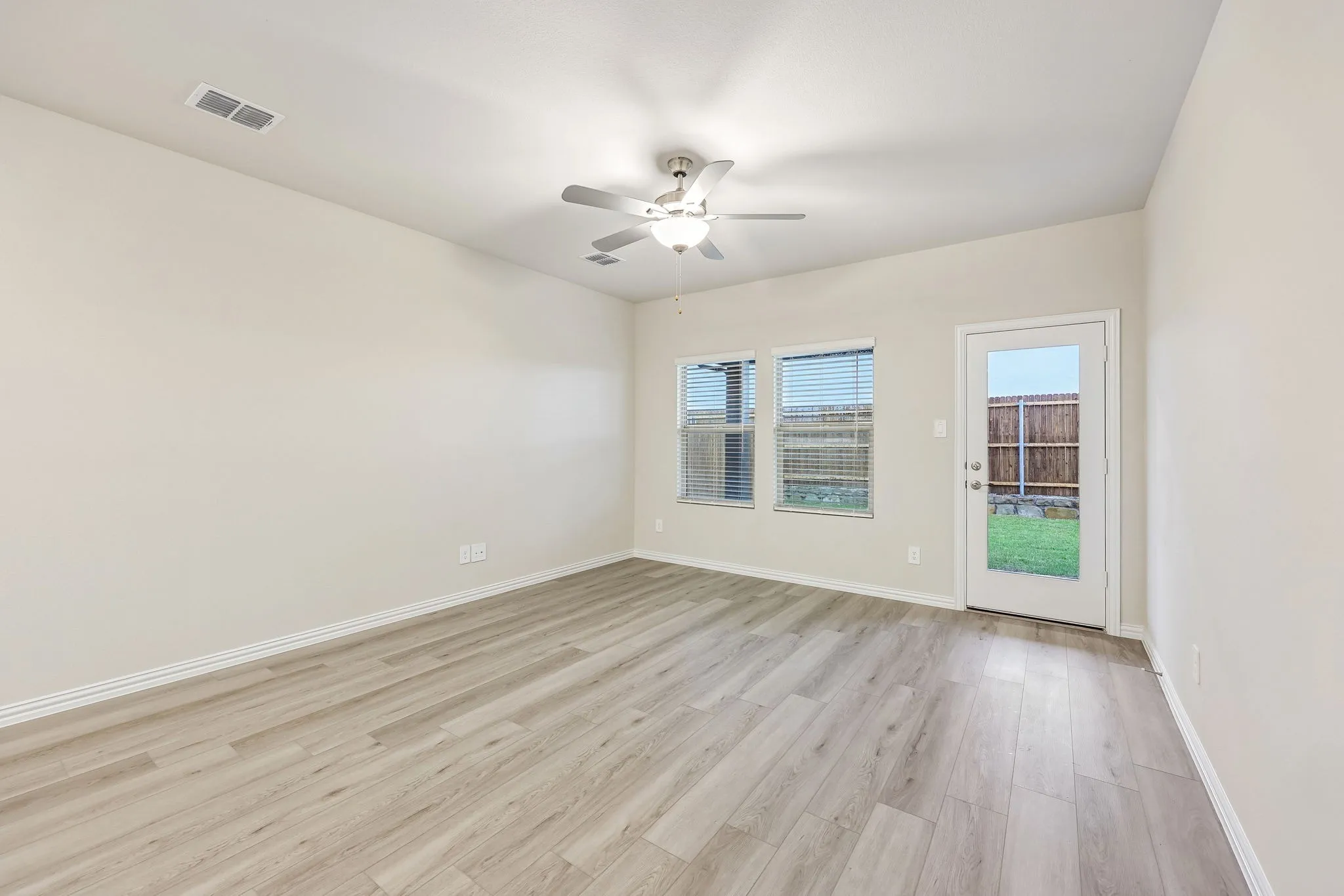  Photo is not of the actual home, but is an inspirational photo of builder’s model home and may depict options, furnishings, and/or decorator features that are not included.
